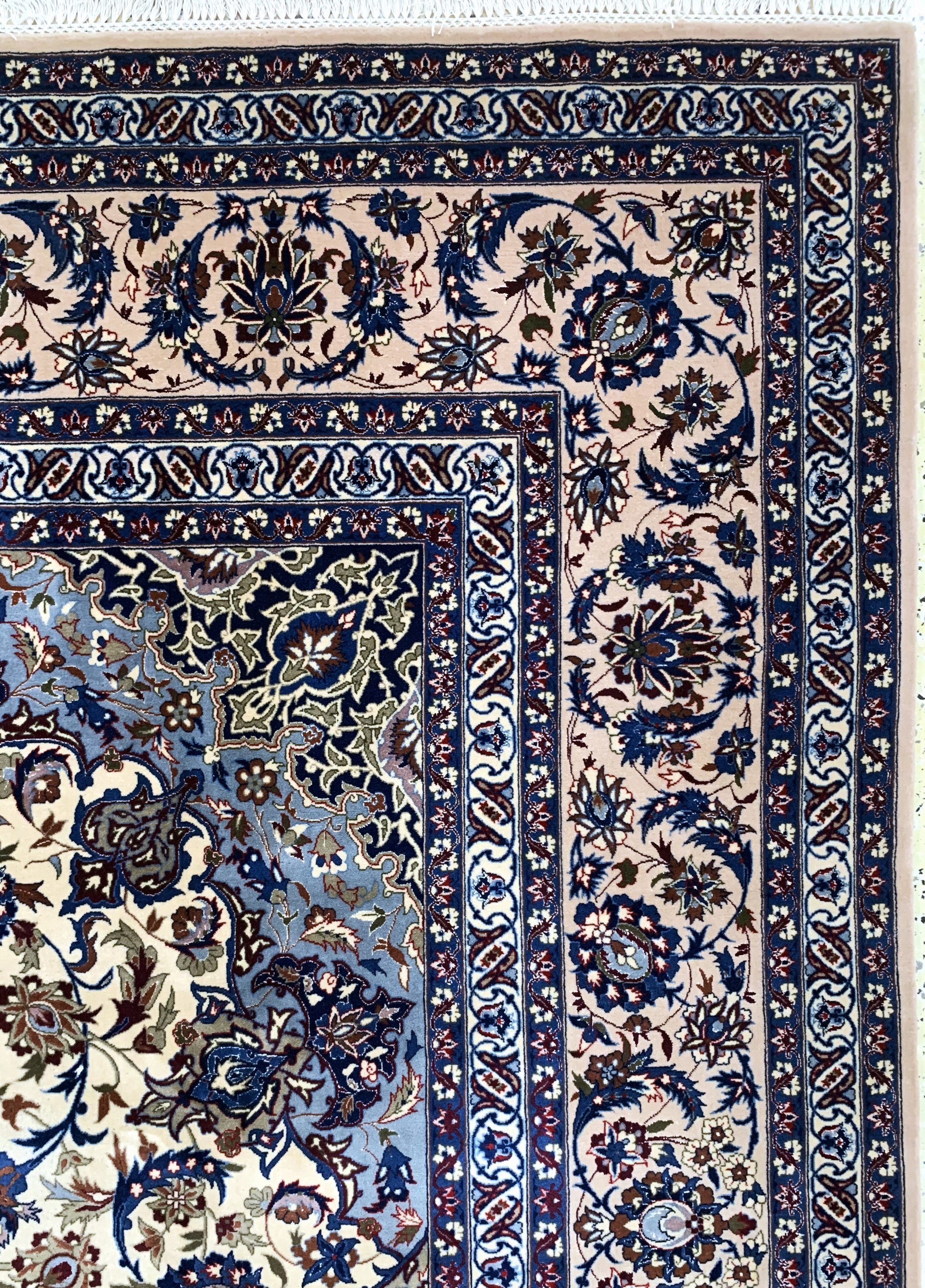 Detail e: Esfahan fein, China, Mitte 20.Jhd, Korkwolle auf Seide, ca. 350 x 254 cm, EHZ: 1-2, (Fransen erneuert)