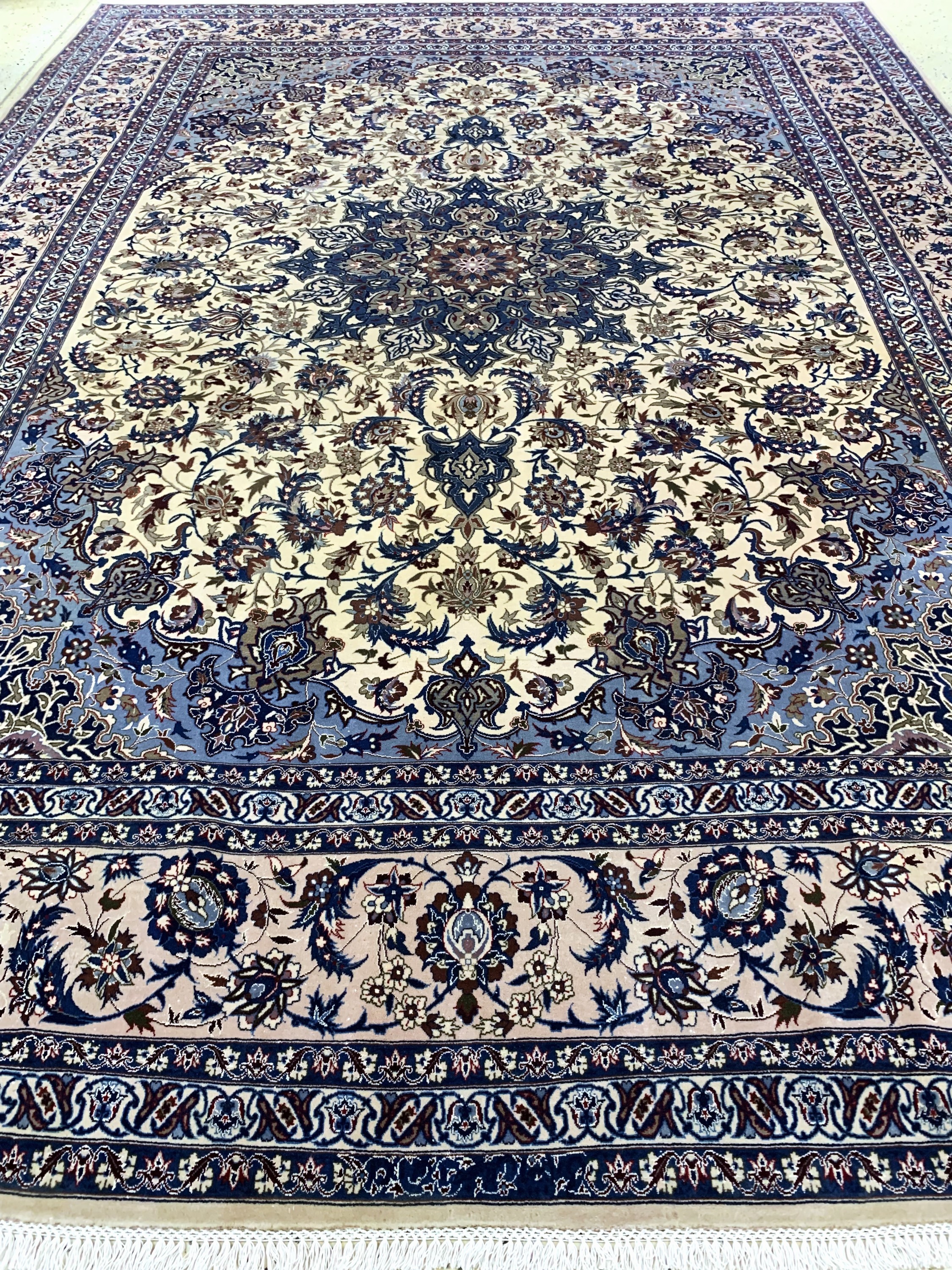 Detail f: Esfahan fein, China, Mitte 20.Jhd, Korkwolle auf Seide, ca. 350 x 254 cm, EHZ: 1-2, (Fransen erneuert)