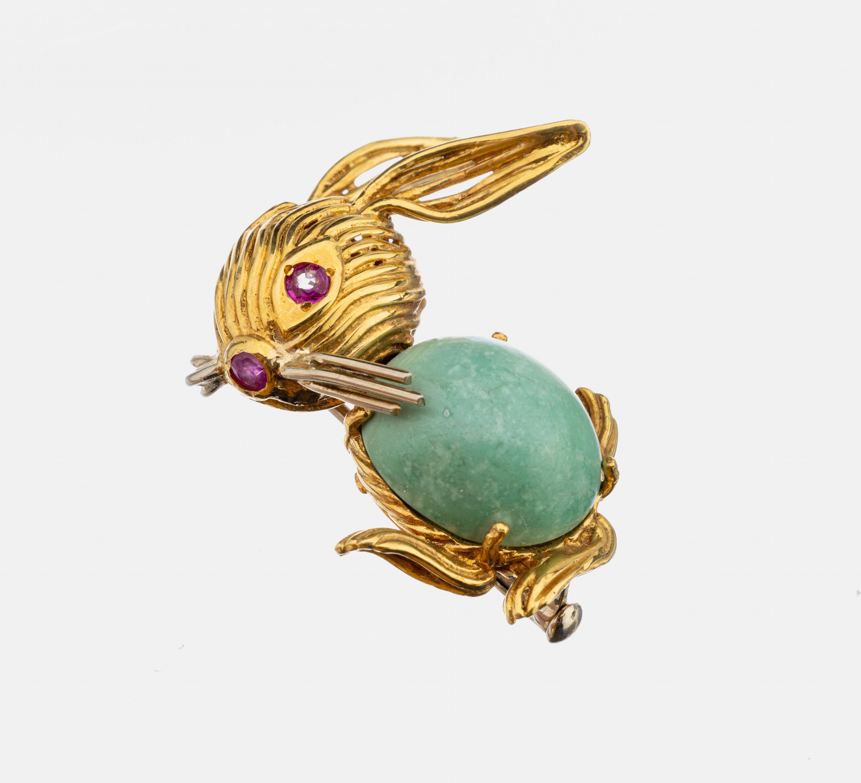 18 kt Gold Brosche "Hase", GG 750/000, ital. Atelierarbeit, feine Verarbeitung, Körper vermutl. aus Amazonit-Cabochon, Auge und Nase mit ...