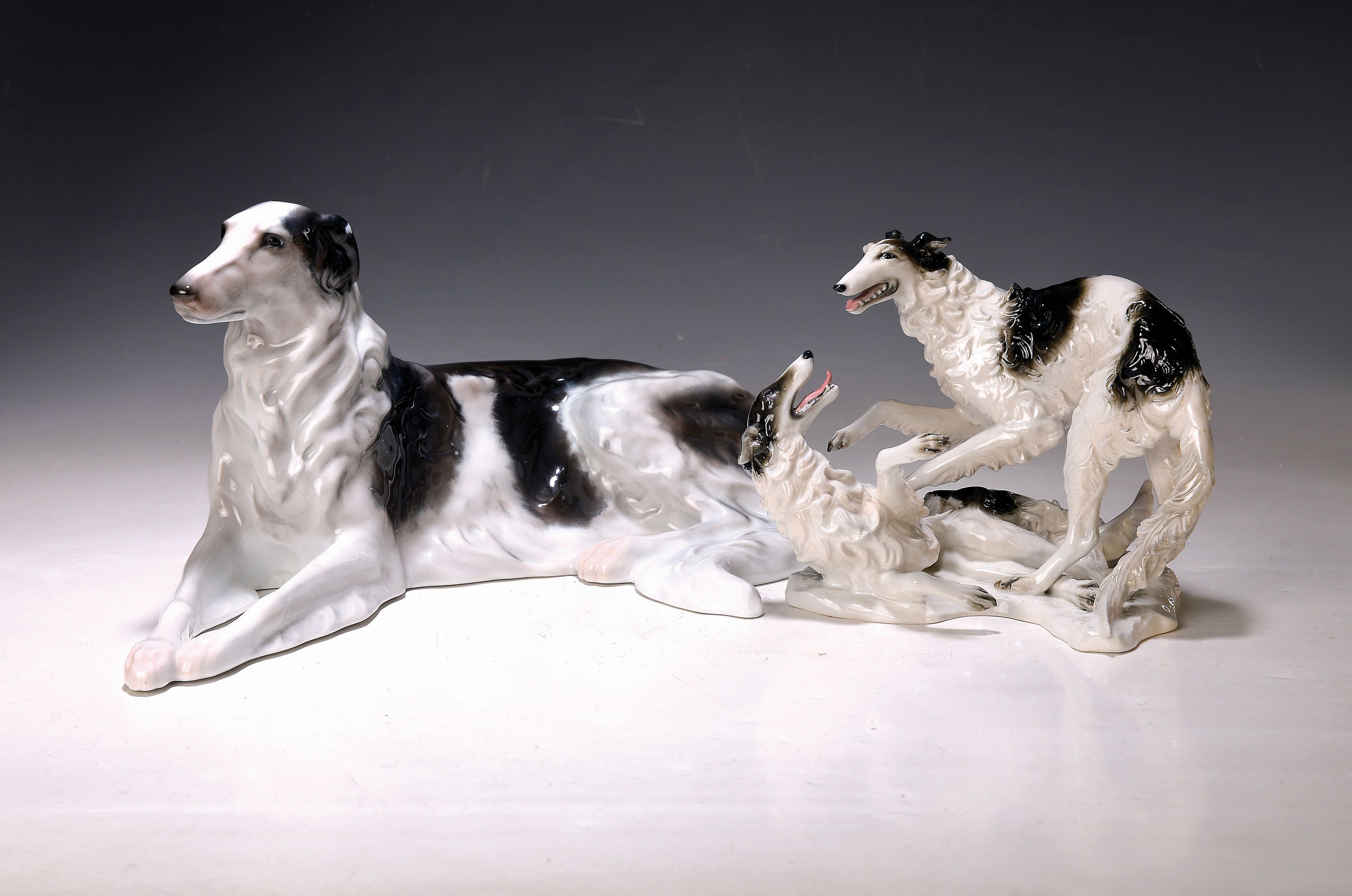 2 Porzellanfiguren Barsois/Windhunde, Rosenthal, Kunstabteilung Selb,, liegender Windhund Entw. Max Valentin (1913), Modellnr. K200, L. 39 cm; Paar ...