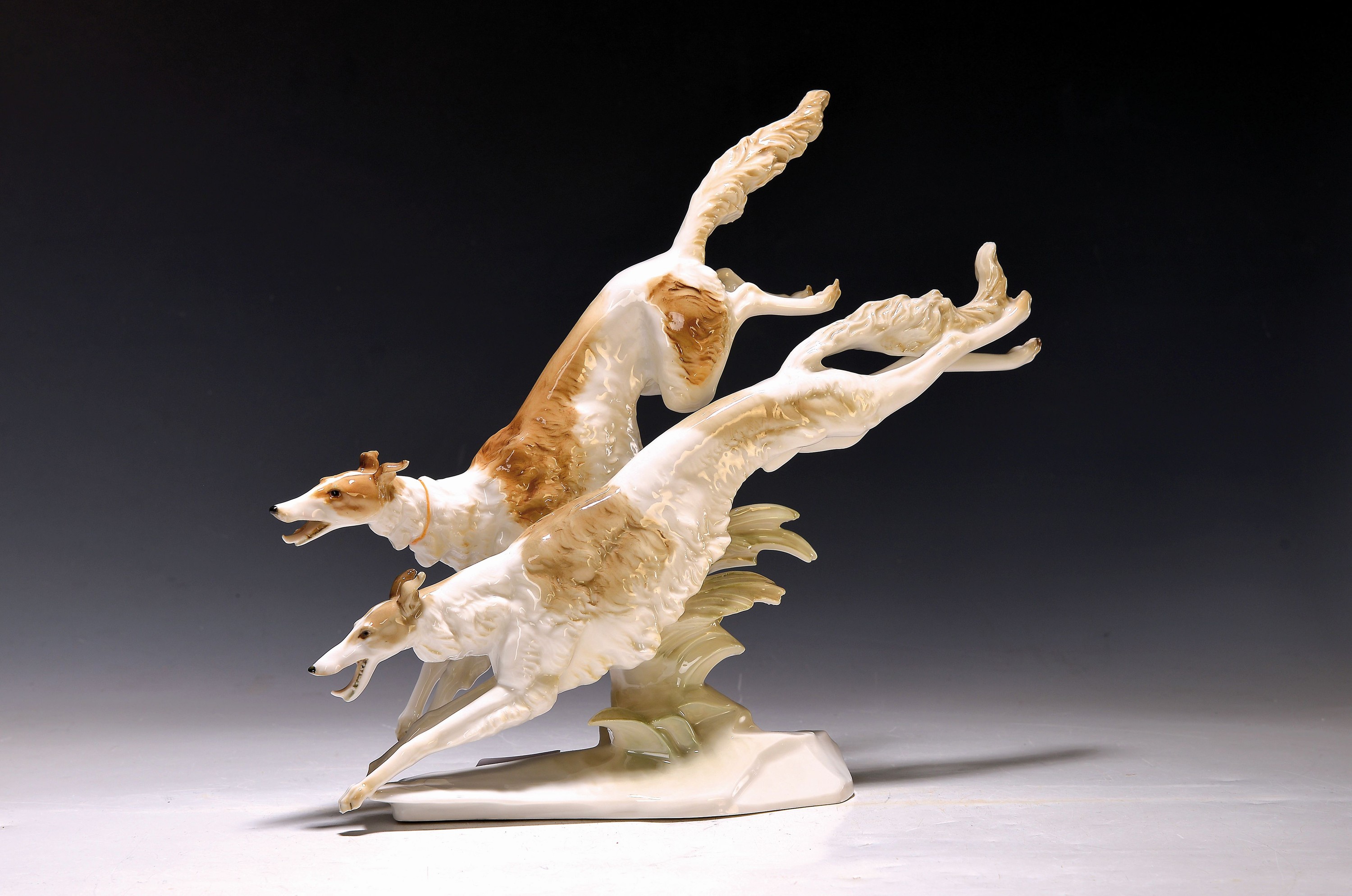 Figurengruppe zwei junge Windhunde, Hutschenreuther, Entw. Karl Tutter, Porzellan, farbig staffiert, H. 28 cm