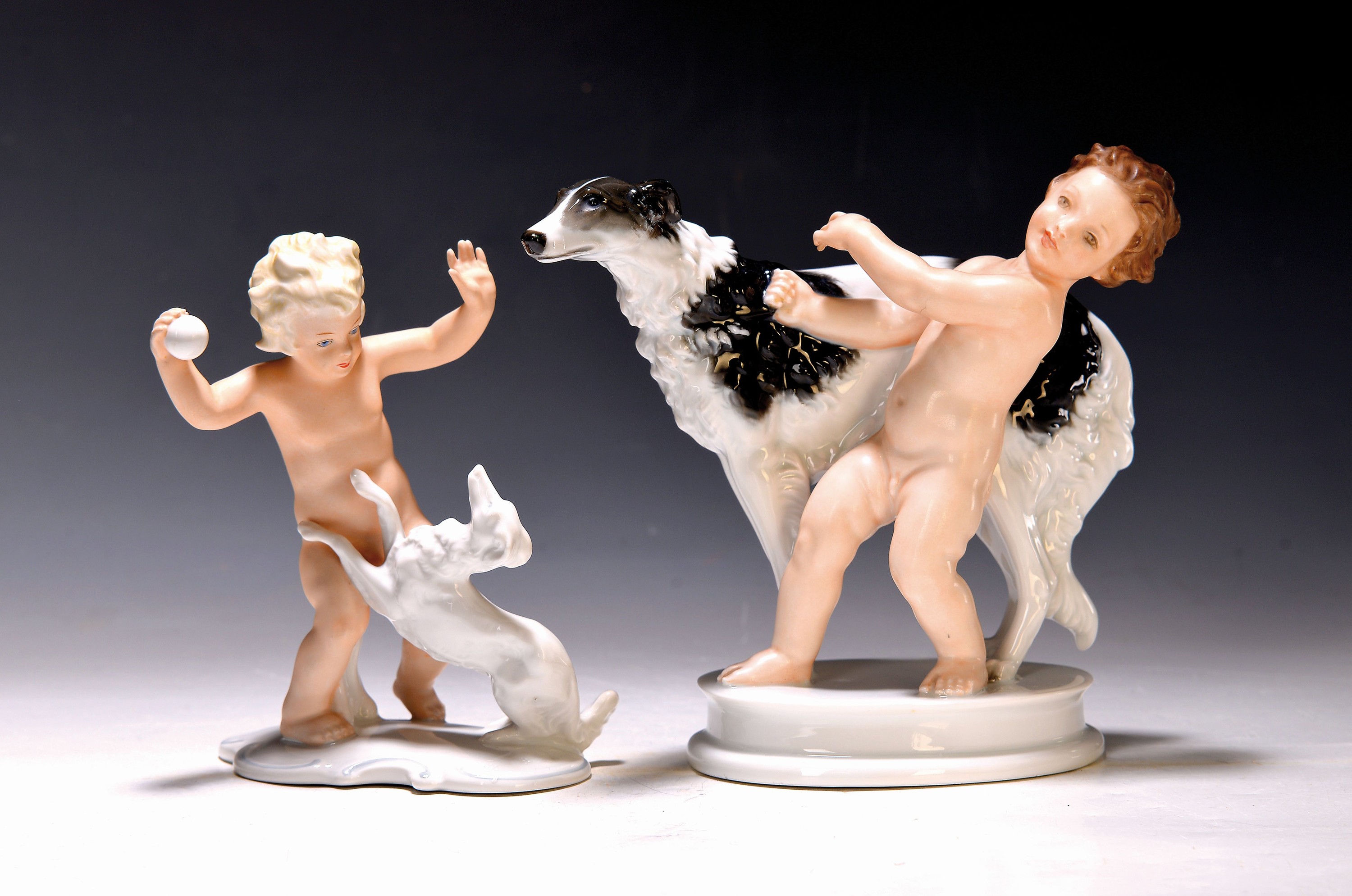 Zwei Porzellanfiguren Putti im Spiel mit Windhunden, Hutschenreuther und Schaubach, 20. Jh., Porzellan, farbig staffiert, 1x Hutschenreuther, Entw. ...
