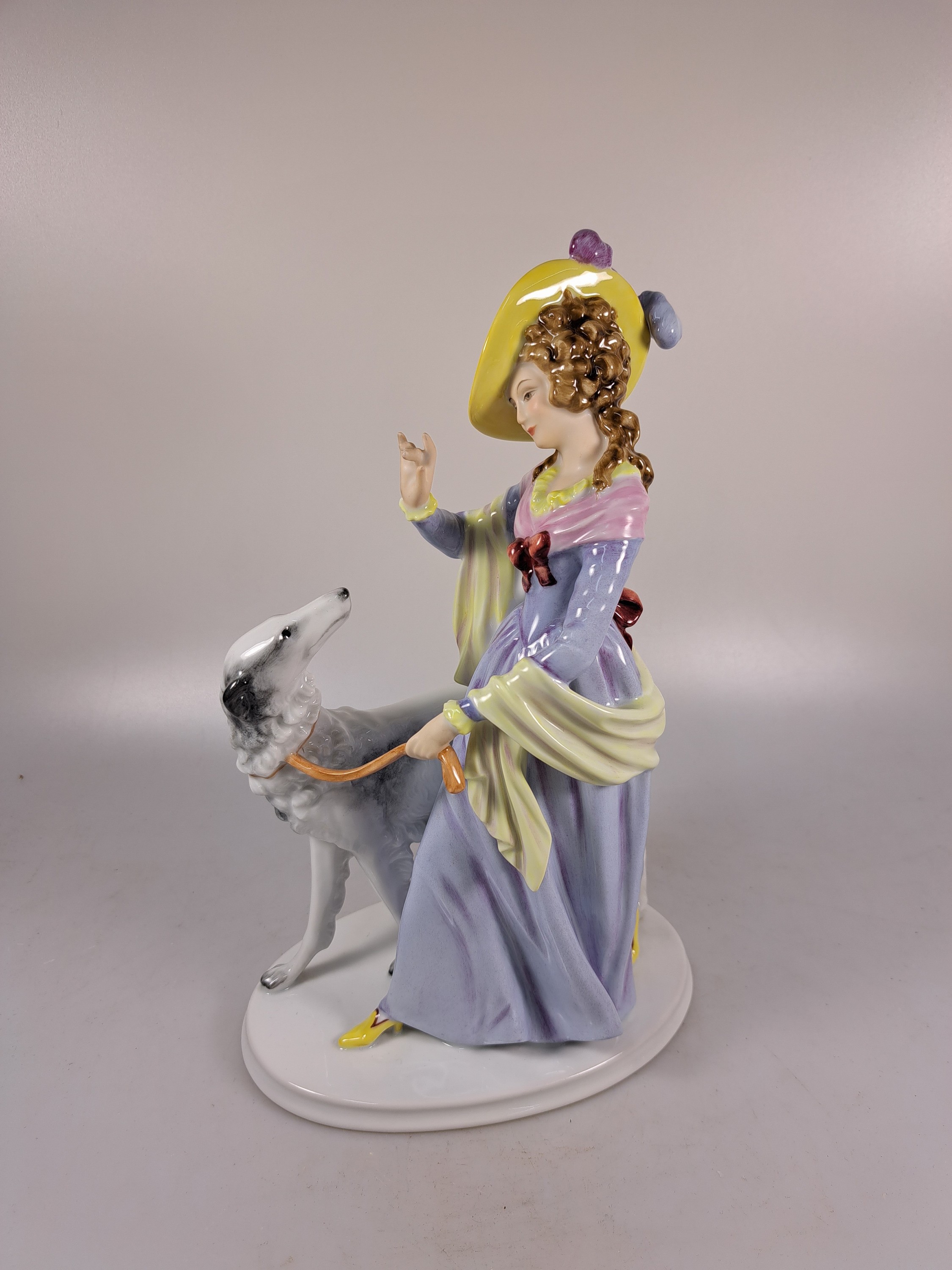 Detail a: Konvolut Porzellanfiguren Windhunde, Rosenthal, 20.Jh., zwei sich jagende Windhunde, Entw. Fritz Heidenreich, um 1950, L. 40 cm; elegante Dame mit ...