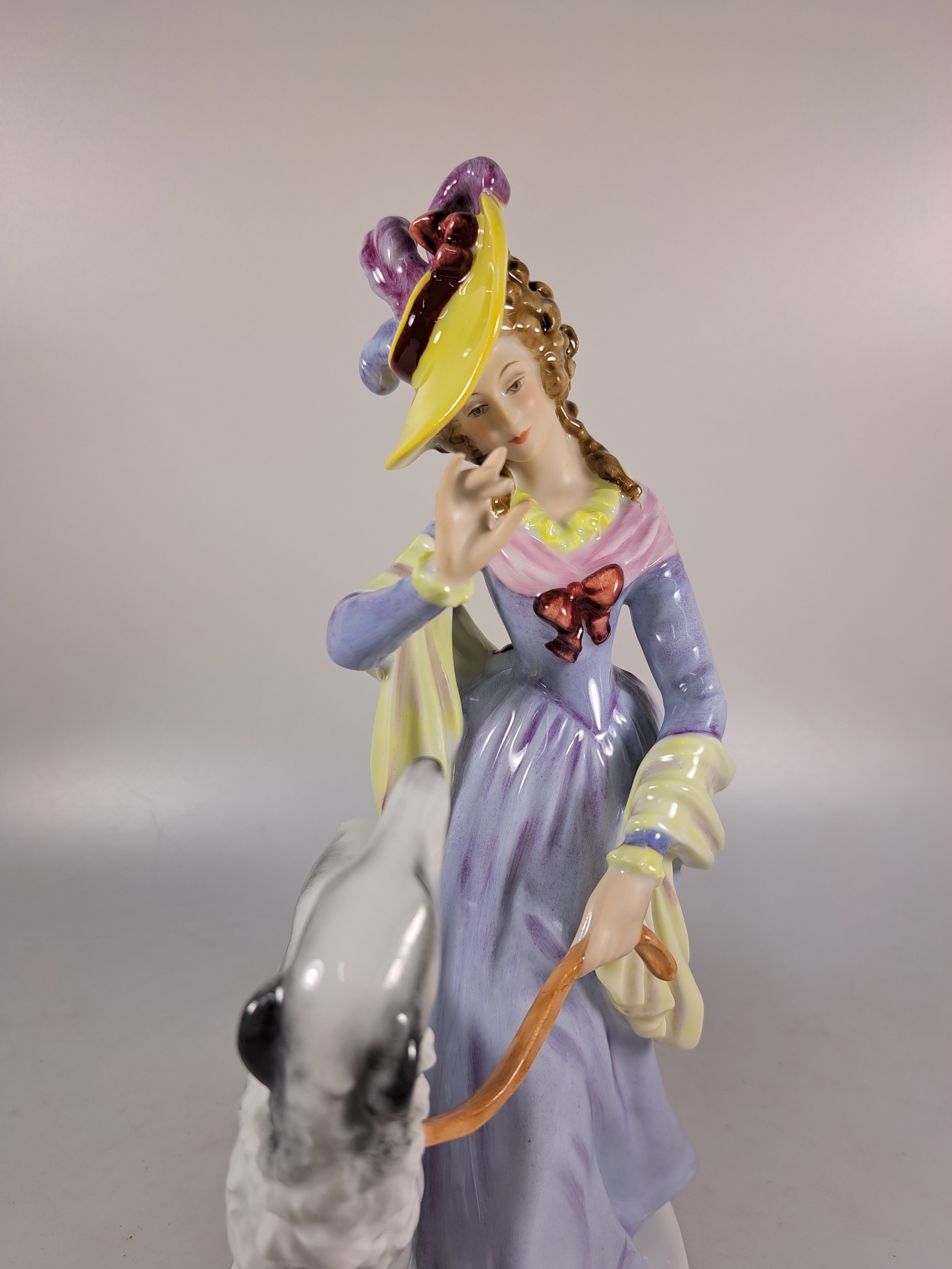 Detail b: Konvolut Porzellanfiguren Windhunde, Rosenthal, 20.Jh., zwei sich jagende Windhunde, Entw. Fritz Heidenreich, um 1950, L. 40 cm; elegante Dame mit ...