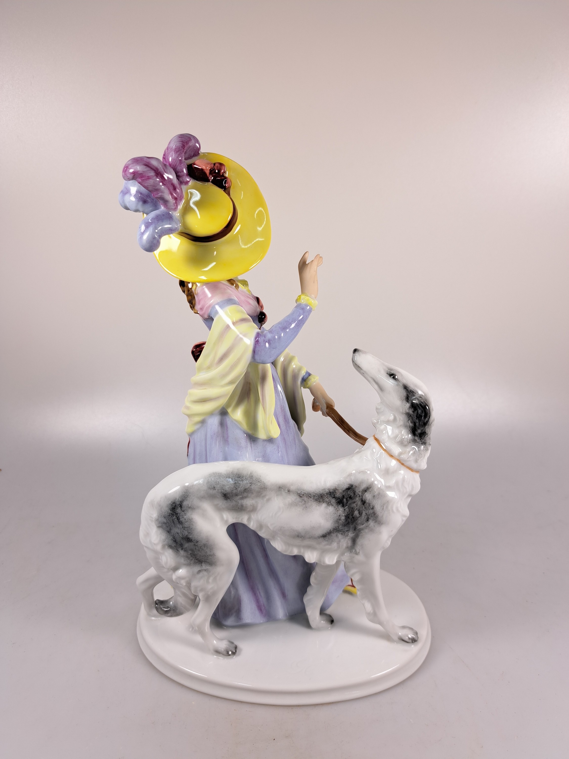 Detail c: Konvolut Porzellanfiguren Windhunde, Rosenthal, 20.Jh., zwei sich jagende Windhunde, Entw. Fritz Heidenreich, um 1950, L. 40 cm; elegante Dame mit ...