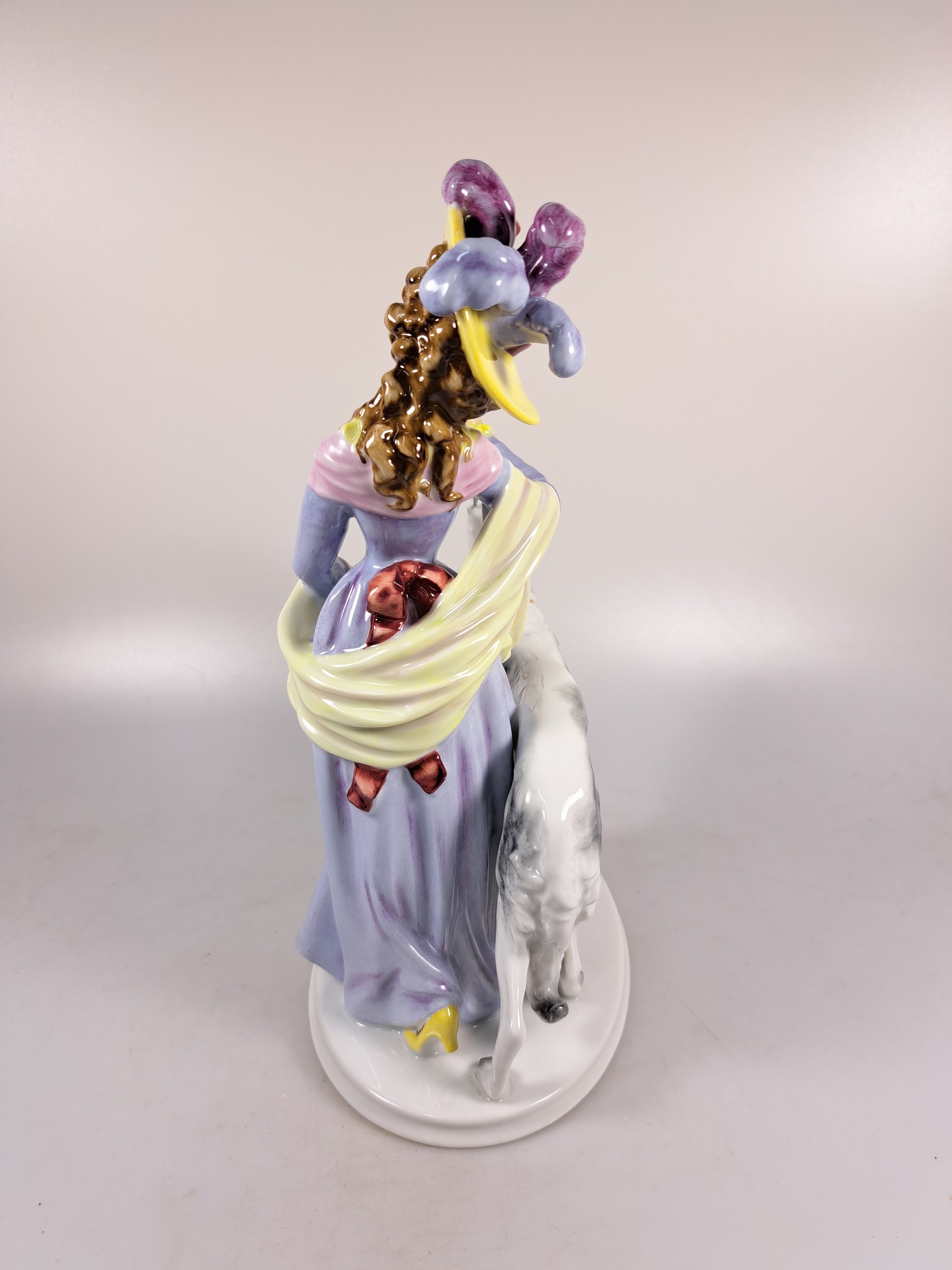 Detail d: Konvolut Porzellanfiguren Windhunde, Rosenthal, 20.Jh., zwei sich jagende Windhunde, Entw. Fritz Heidenreich, um 1950, L. 40 cm; elegante Dame mit ...