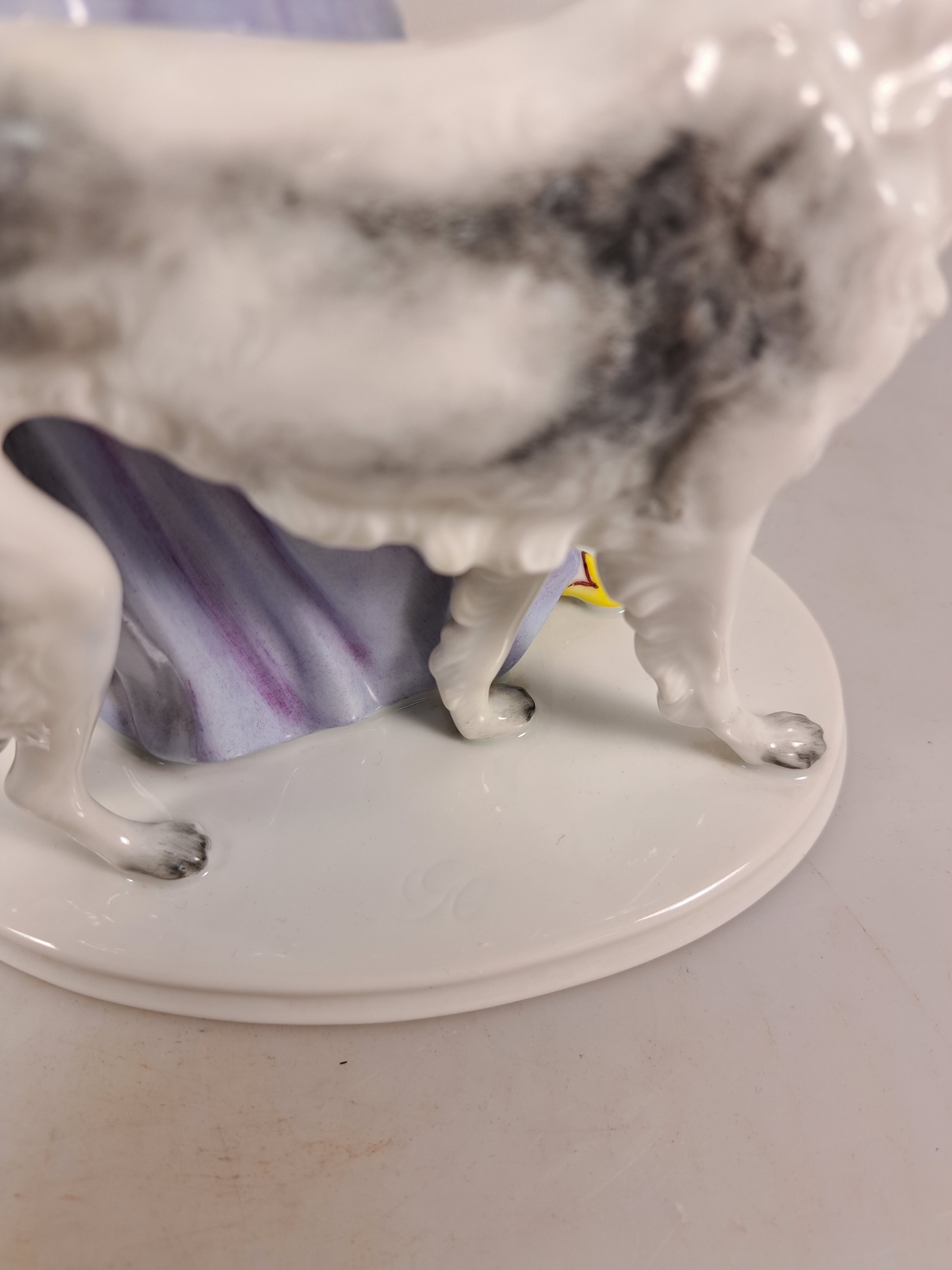 Detail e: Konvolut Porzellanfiguren Windhunde, Rosenthal, 20.Jh., zwei sich jagende Windhunde, Entw. Fritz Heidenreich, um 1950, L. 40 cm; elegante Dame mit ...