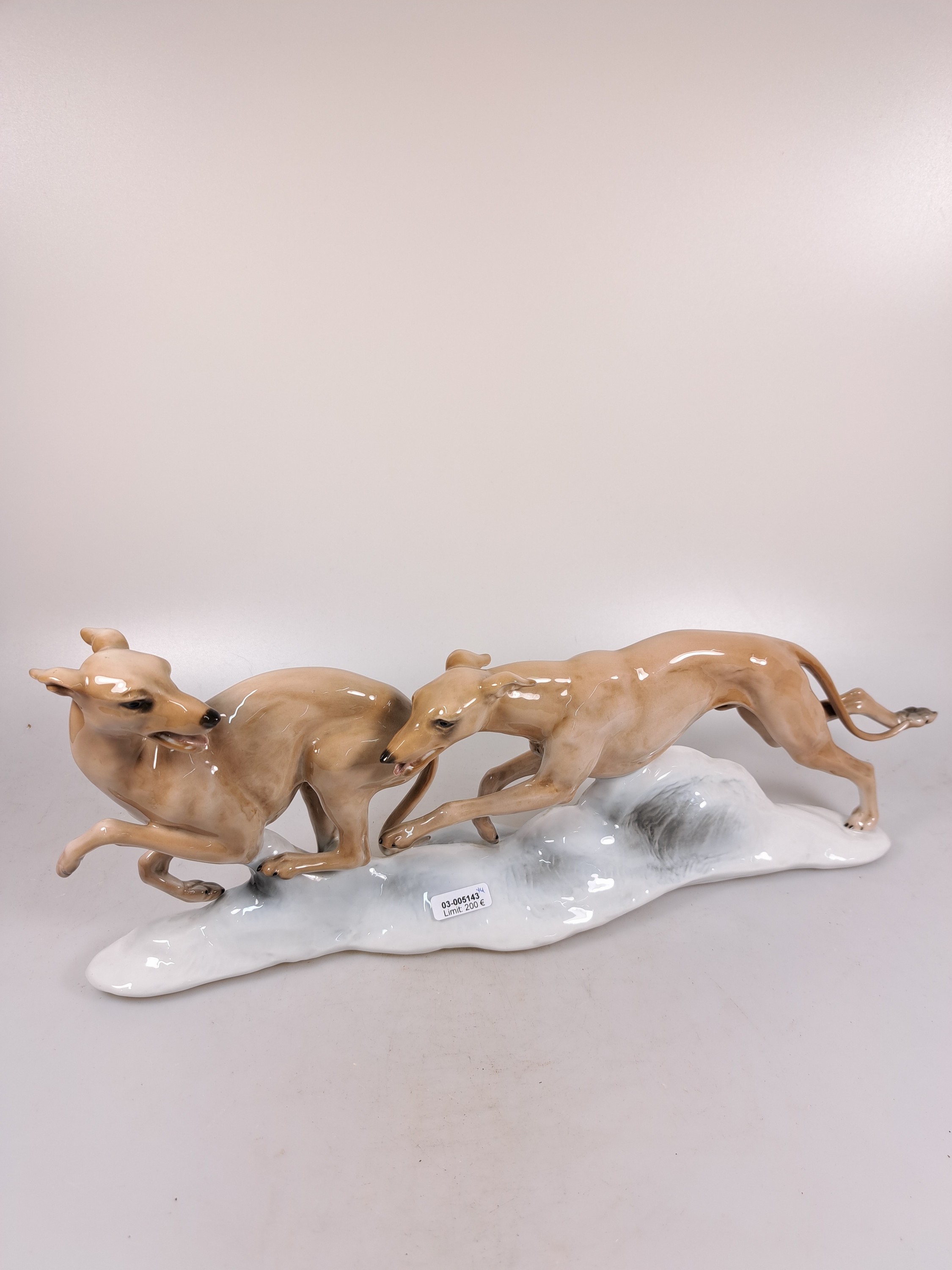 Detail g: Konvolut Porzellanfiguren Windhunde, Rosenthal, 20.Jh., zwei sich jagende Windhunde, Entw. Fritz Heidenreich, um 1950, L. 40 cm; elegante Dame mit ...