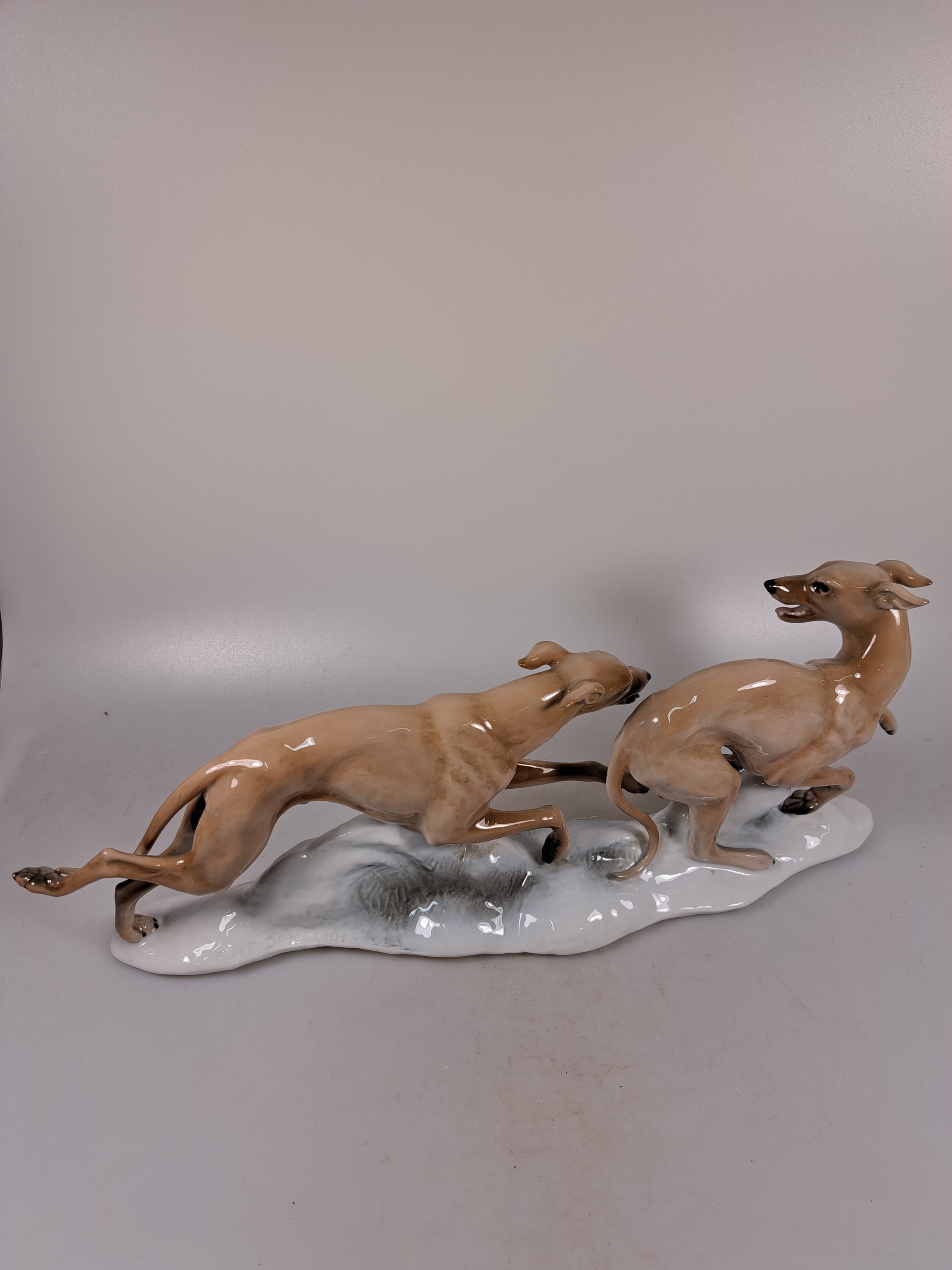 Detail h: Konvolut Porzellanfiguren Windhunde, Rosenthal, 20.Jh., zwei sich jagende Windhunde, Entw. Fritz Heidenreich, um 1950, L. 40 cm; elegante Dame mit ...