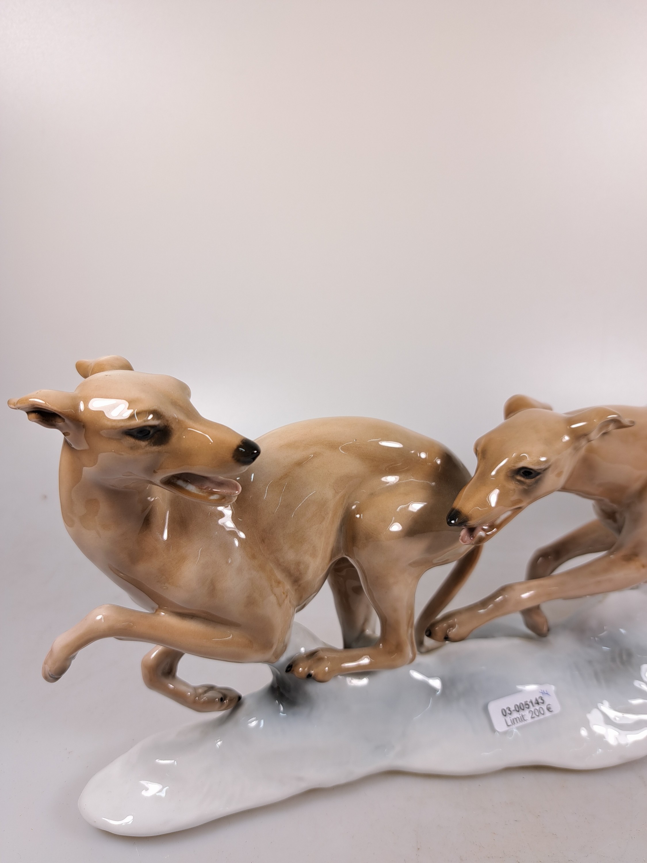 Detail i: Konvolut Porzellanfiguren Windhunde, Rosenthal, 20.Jh., zwei sich jagende Windhunde, Entw. Fritz Heidenreich, um 1950, L. 40 cm; elegante Dame mit ...