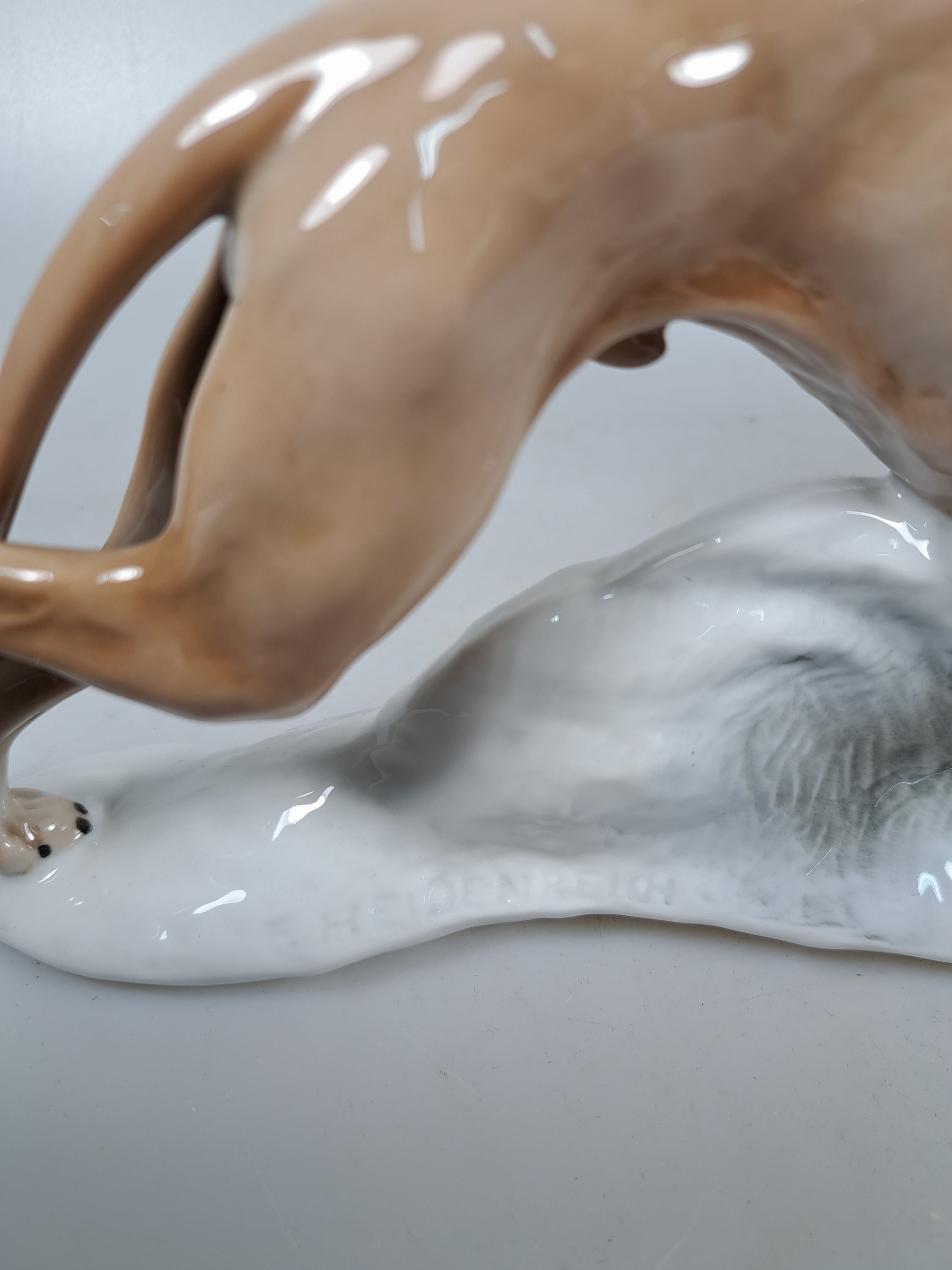 Detail k: Konvolut Porzellanfiguren Windhunde, Rosenthal, 20.Jh., zwei sich jagende Windhunde, Entw. Fritz Heidenreich, um 1950, L. 40 cm; elegante Dame mit ...