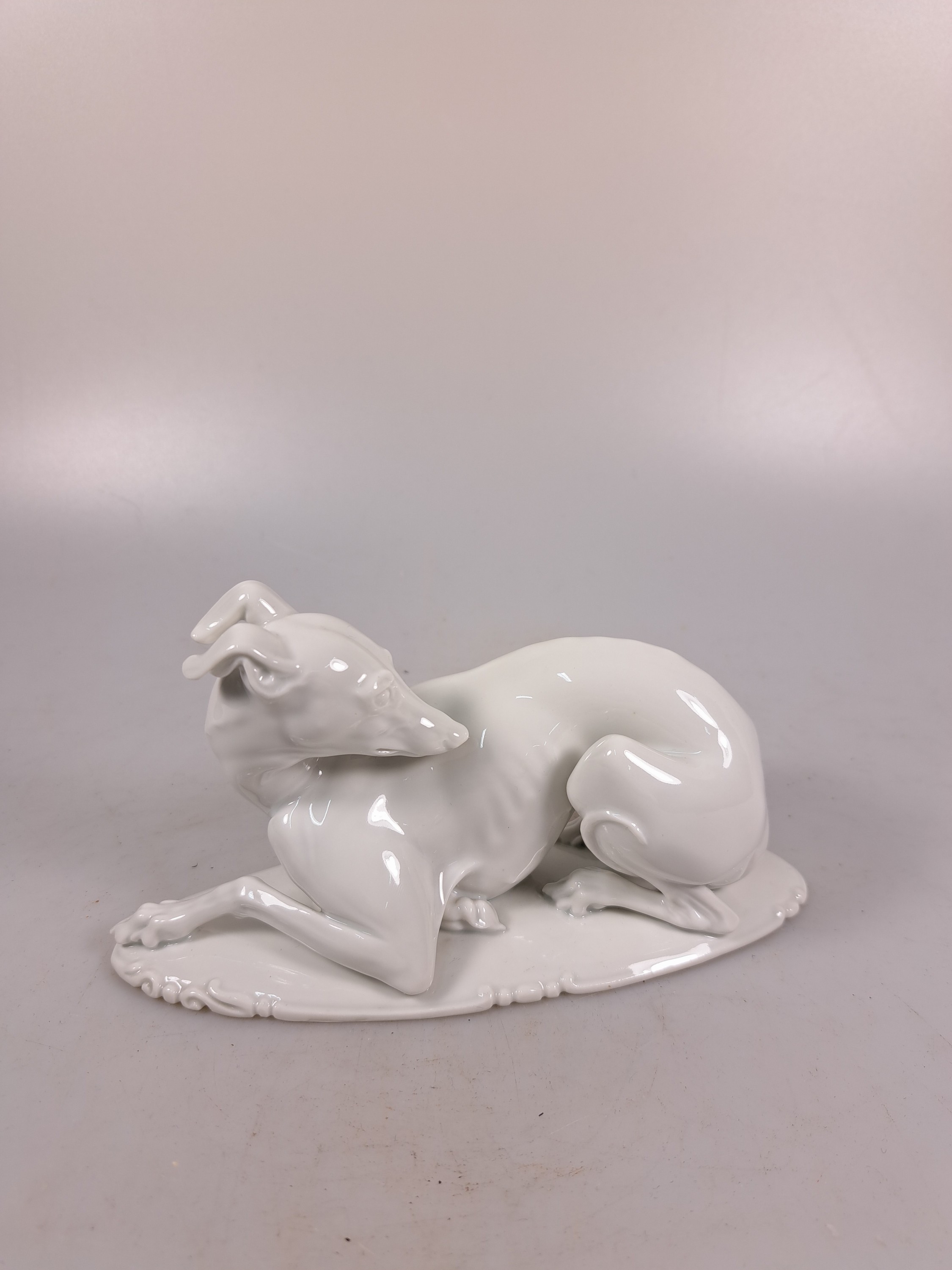 Detail l: Konvolut Porzellanfiguren Windhunde, Rosenthal, 20.Jh., zwei sich jagende Windhunde, Entw. Fritz Heidenreich, um 1950, L. 40 cm; elegante Dame mit ...