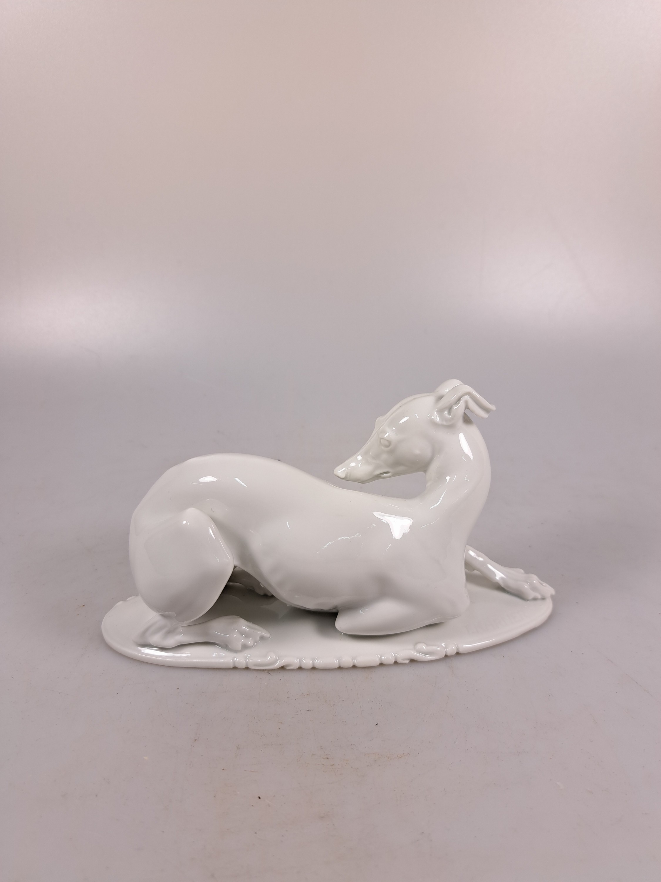 Detail m: Konvolut Porzellanfiguren Windhunde, Rosenthal, 20.Jh., zwei sich jagende Windhunde, Entw. Fritz Heidenreich, um 1950, L. 40 cm; elegante Dame mit ...