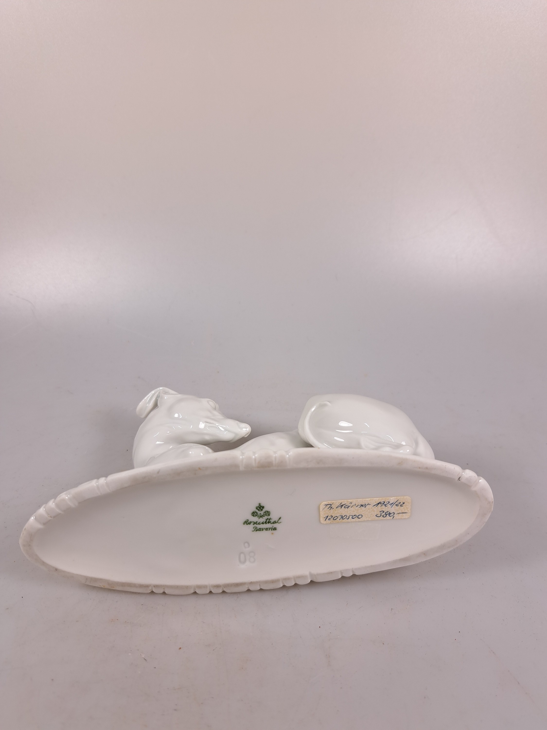 Detail n: Konvolut Porzellanfiguren Windhunde, Rosenthal, 20.Jh., zwei sich jagende Windhunde, Entw. Fritz Heidenreich, um 1950, L. 40 cm; elegante Dame mit ...
