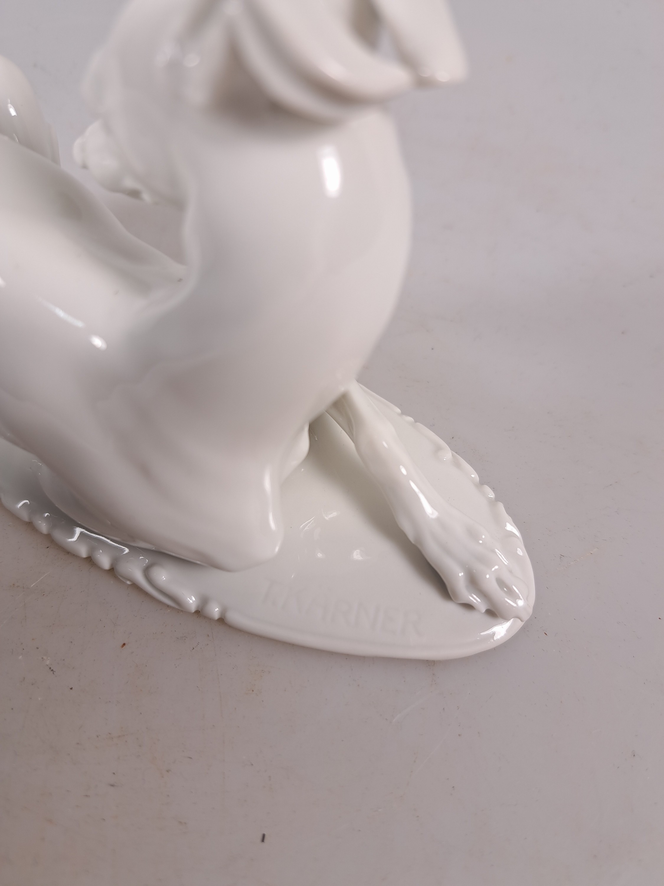 Detail o: Konvolut Porzellanfiguren Windhunde, Rosenthal, 20.Jh., zwei sich jagende Windhunde, Entw. Fritz Heidenreich, um 1950, L. 40 cm; elegante Dame mit ...