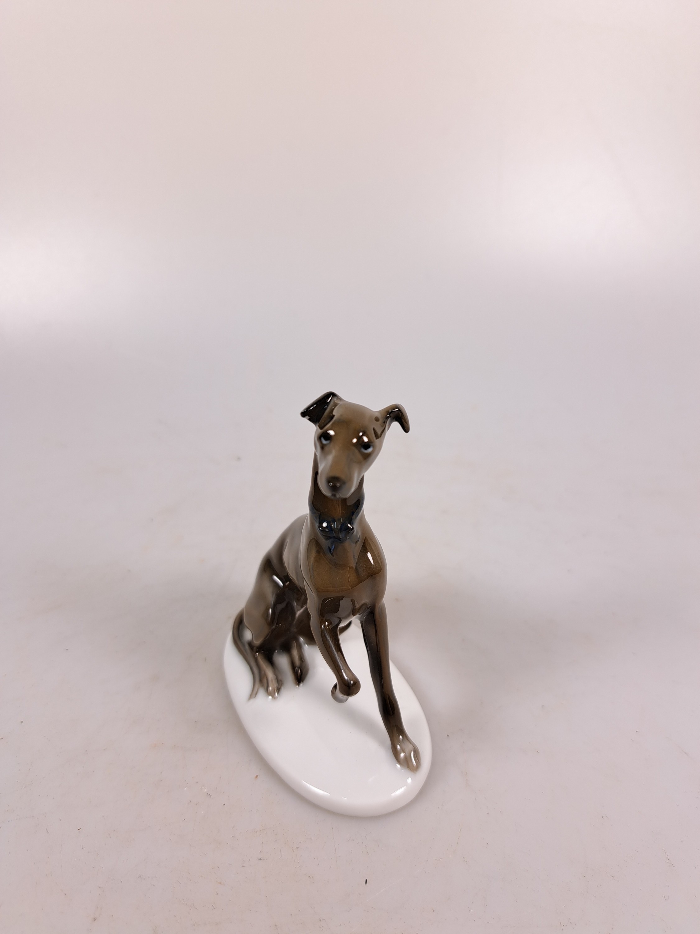 Detail p: Konvolut Porzellanfiguren Windhunde, Rosenthal, 20.Jh., zwei sich jagende Windhunde, Entw. Fritz Heidenreich, um 1950, L. 40 cm; elegante Dame mit ...