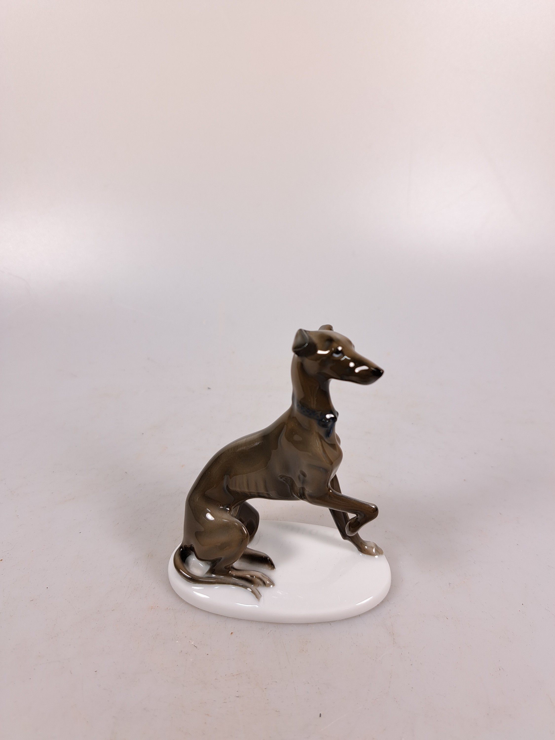 Detail q: Konvolut Porzellanfiguren Windhunde, Rosenthal, 20.Jh., zwei sich jagende Windhunde, Entw. Fritz Heidenreich, um 1950, L. 40 cm; elegante Dame mit ...