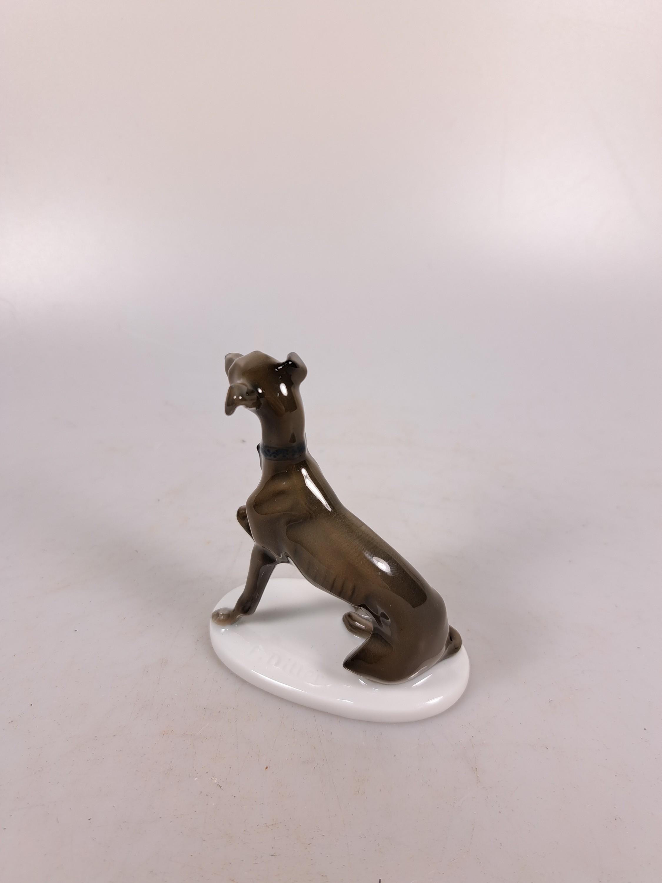 Detail r: Konvolut Porzellanfiguren Windhunde, Rosenthal, 20.Jh., zwei sich jagende Windhunde, Entw. Fritz Heidenreich, um 1950, L. 40 cm; elegante Dame mit ...