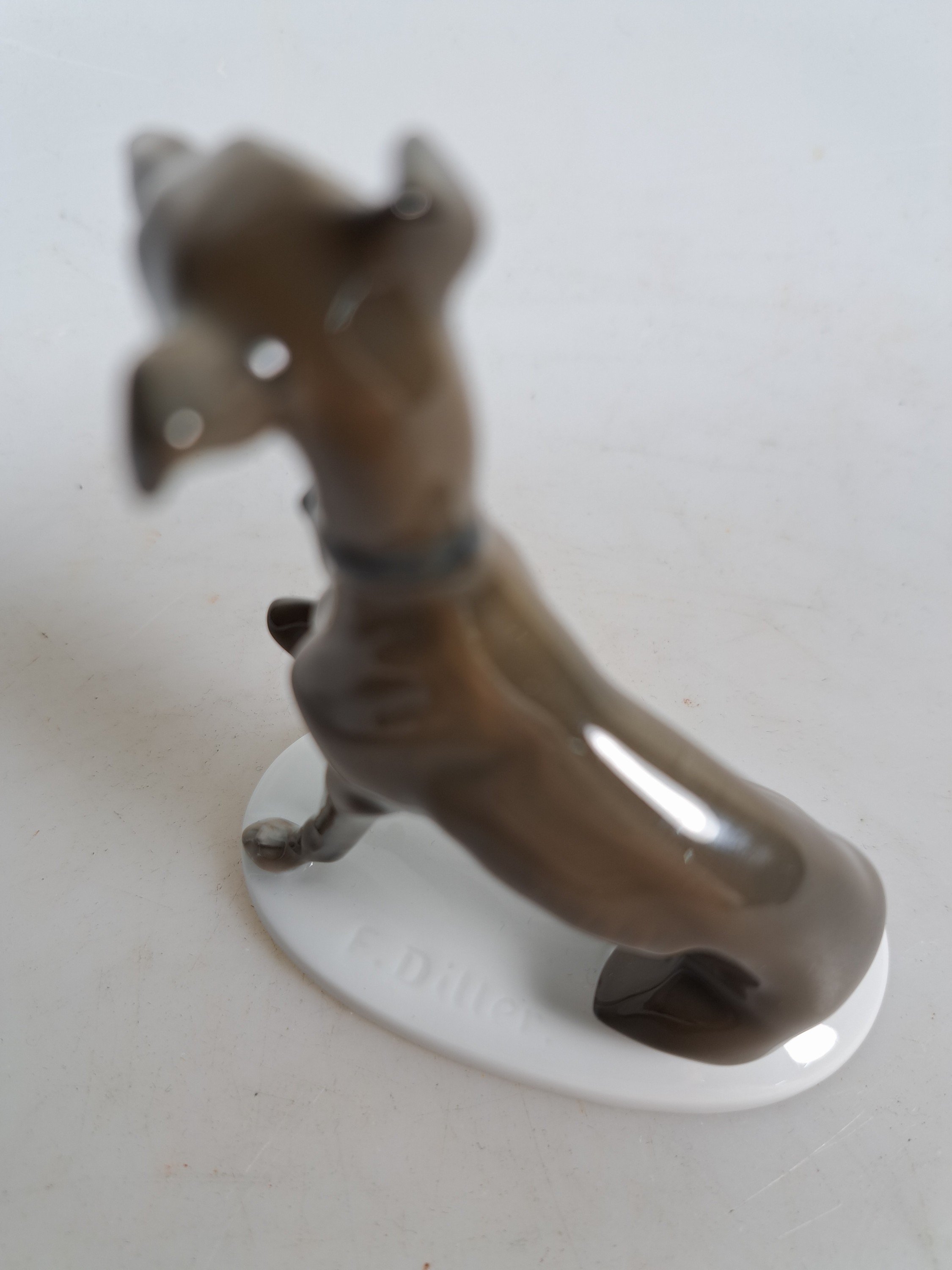 Detail s: Konvolut Porzellanfiguren Windhunde, Rosenthal, 20.Jh., zwei sich jagende Windhunde, Entw. Fritz Heidenreich, um 1950, L. 40 cm; elegante Dame mit ...