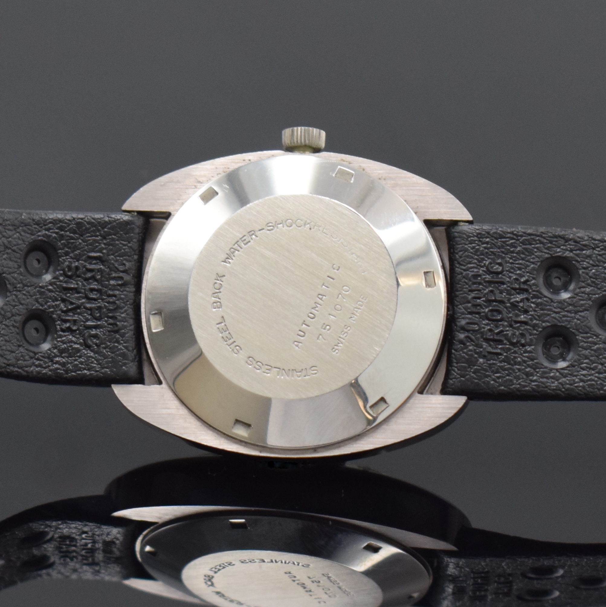 Detail d: Konvolut 2 Armbanduhren, beide 1970er Jahre, beide Automatik, 1 x BWC, verchr. Geh., Edelstahlboden verschr., 2-farb. Zifferbl. m. aufgel. Indizes ...