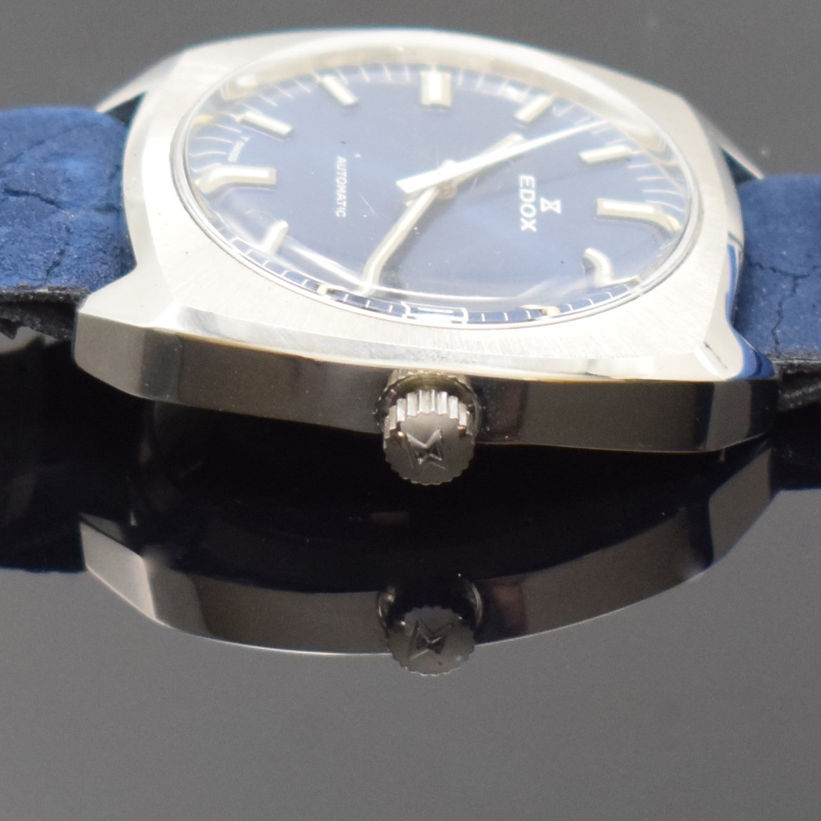 Detail d: Konvolut 2 EDOX nahezu neuwertige Armbanduhren, Schweiz um 1975, beide Edelstahlgeh., Böden verschr., 1 x braunes Fume-, 1 x blaues Zifferbl., Anz. ...