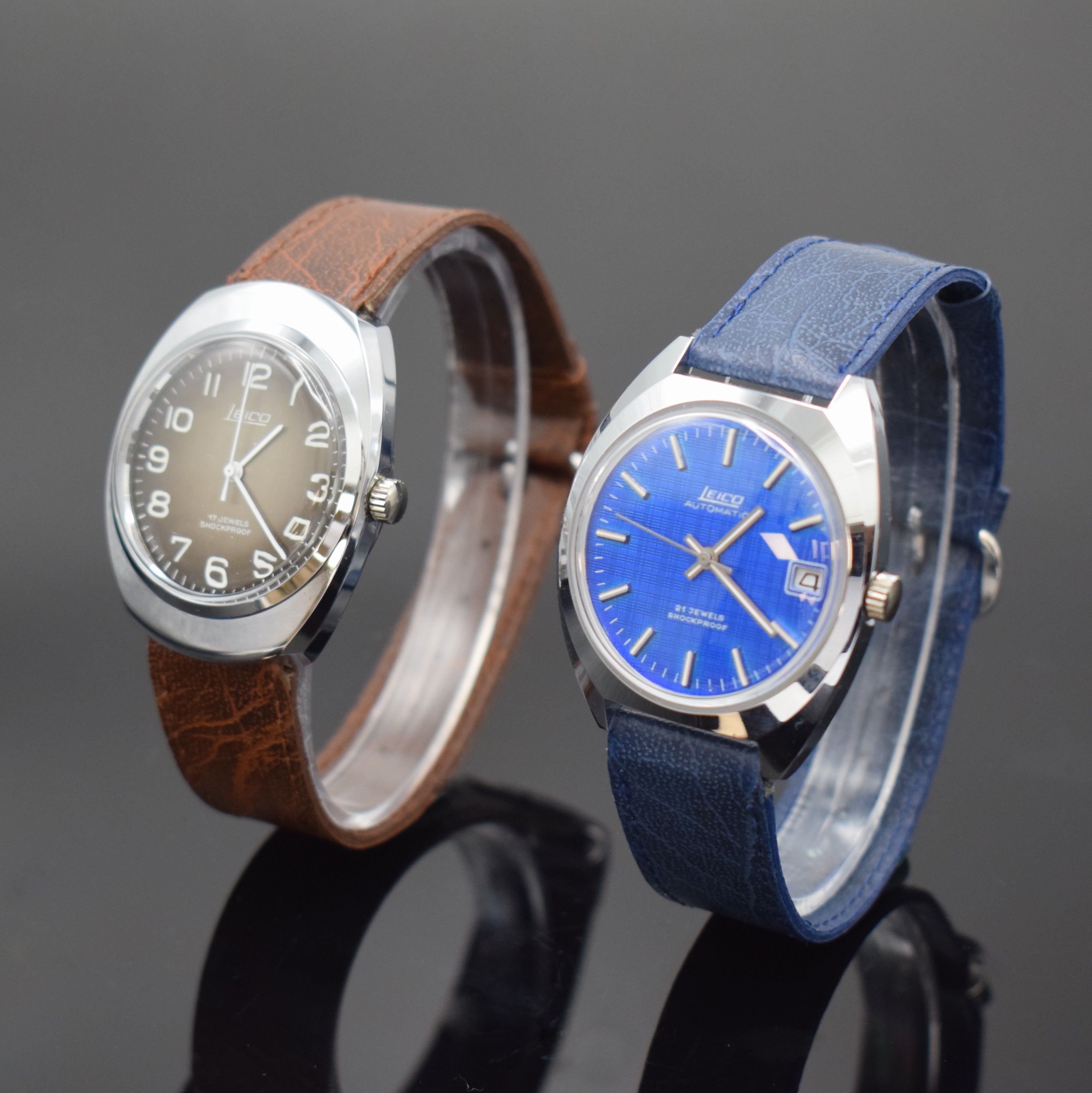 Konvolut 2 LEICO Armbanduhren, um 1970, 1 x Automatik mit Kal. PUW 1561, 1 x Handaufzug Kal. PUW 560, beide verchromte Metallgeh., Edelst.-Böden ...
