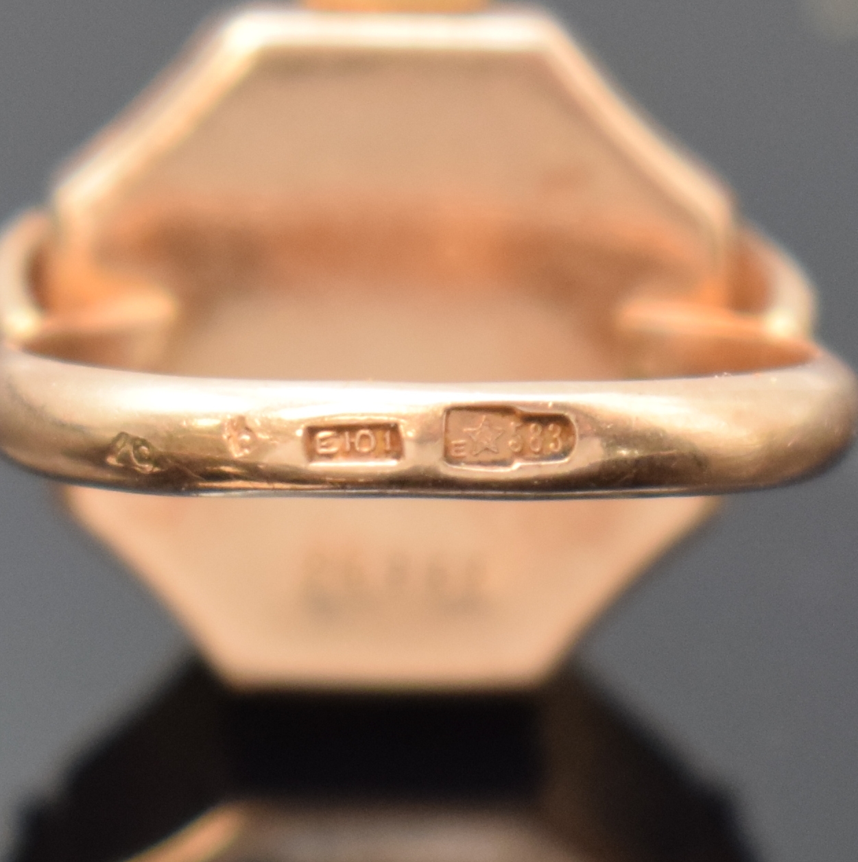 Detail d: Ringuhr in RG 583/000, Russland um 1950, Handaufzug, 2-teil. Geh., silb. Zifferbl. altersbed. pat./fl., Anz. v. Std. und Min., Rundankerw., D. ca. 18 ...