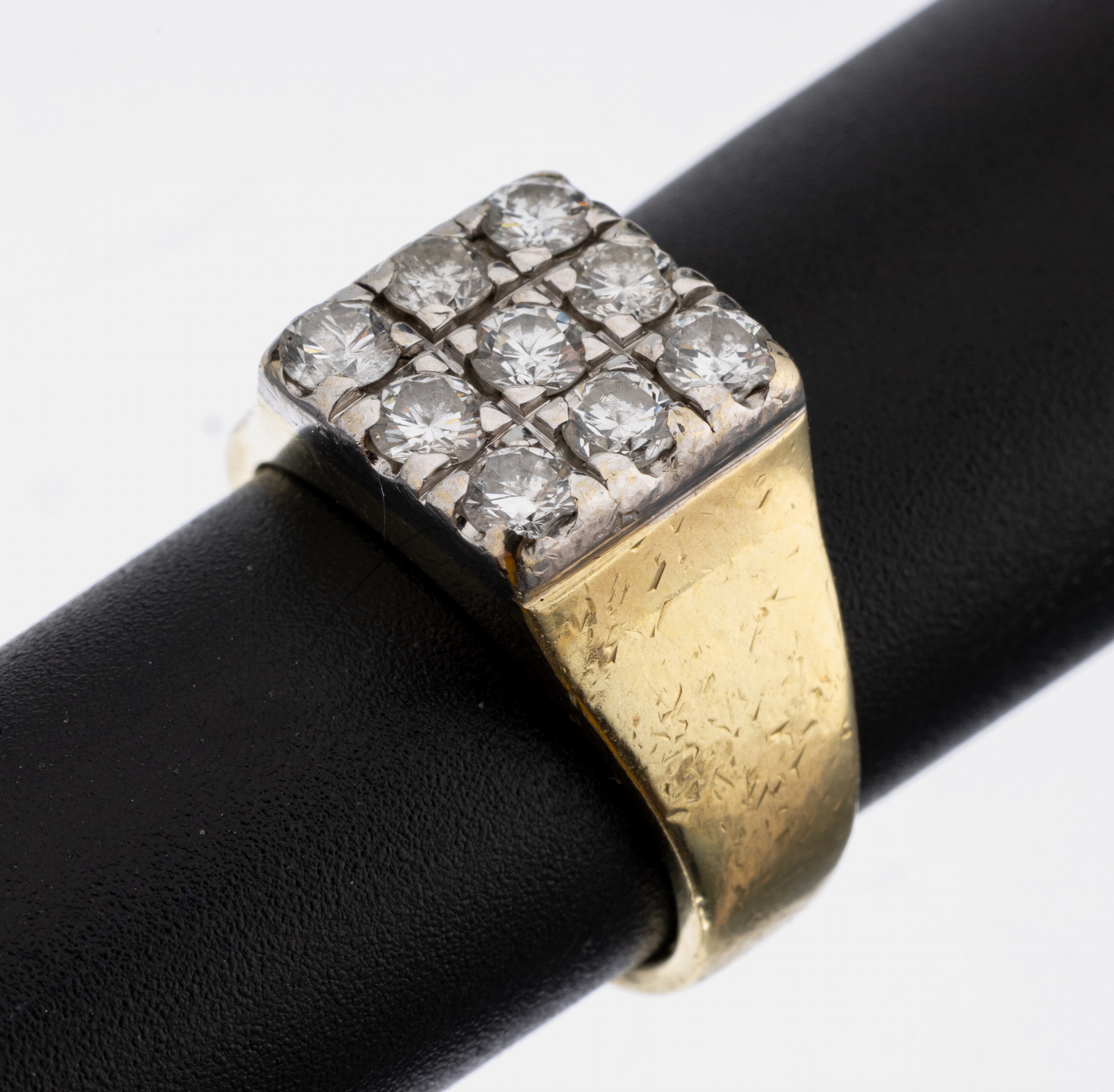 14 kt Gold Brillant-Ring, GG/WG 585/000, 9 in WG gefasste Brillanten zus. ca. 0.90 ct Weiß/si, RW 50, ca. 7.7 g