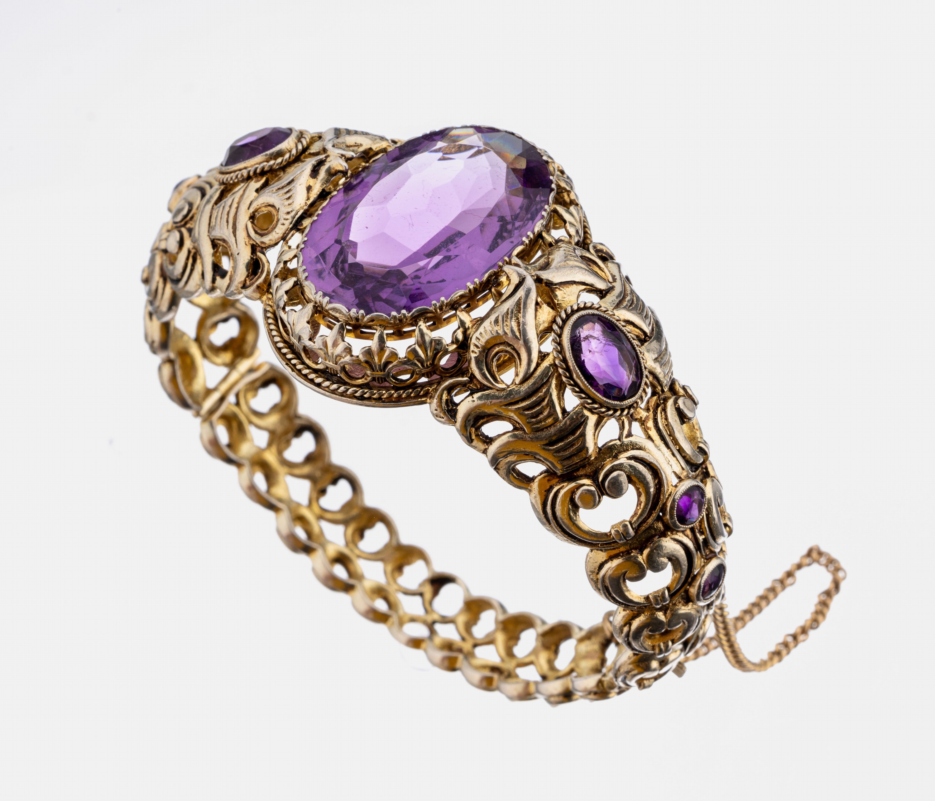 Amethyst-Armreif, 1930er Jahre, wohl deutsch, 925er Silber verg., 4 rundfacett. und 3 ovalfacett. Amethyste zus. ca. 30.0 ct, Durchbrucharbeit, ...