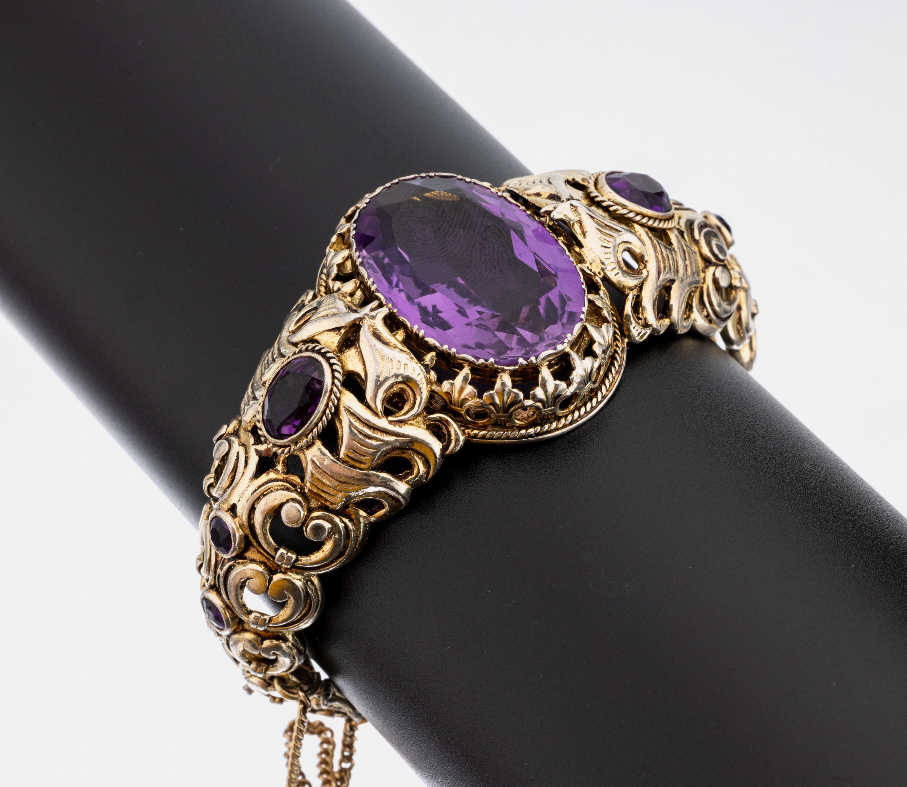 Detail a: Amethyst-Armreif, 1930er Jahre, wohl deutsch, 925er Silber verg., 4 rundfacett. und 3 ovalfacett. Amethyste zus. ca. 30.0 ct, Durchbrucharbeit, ...