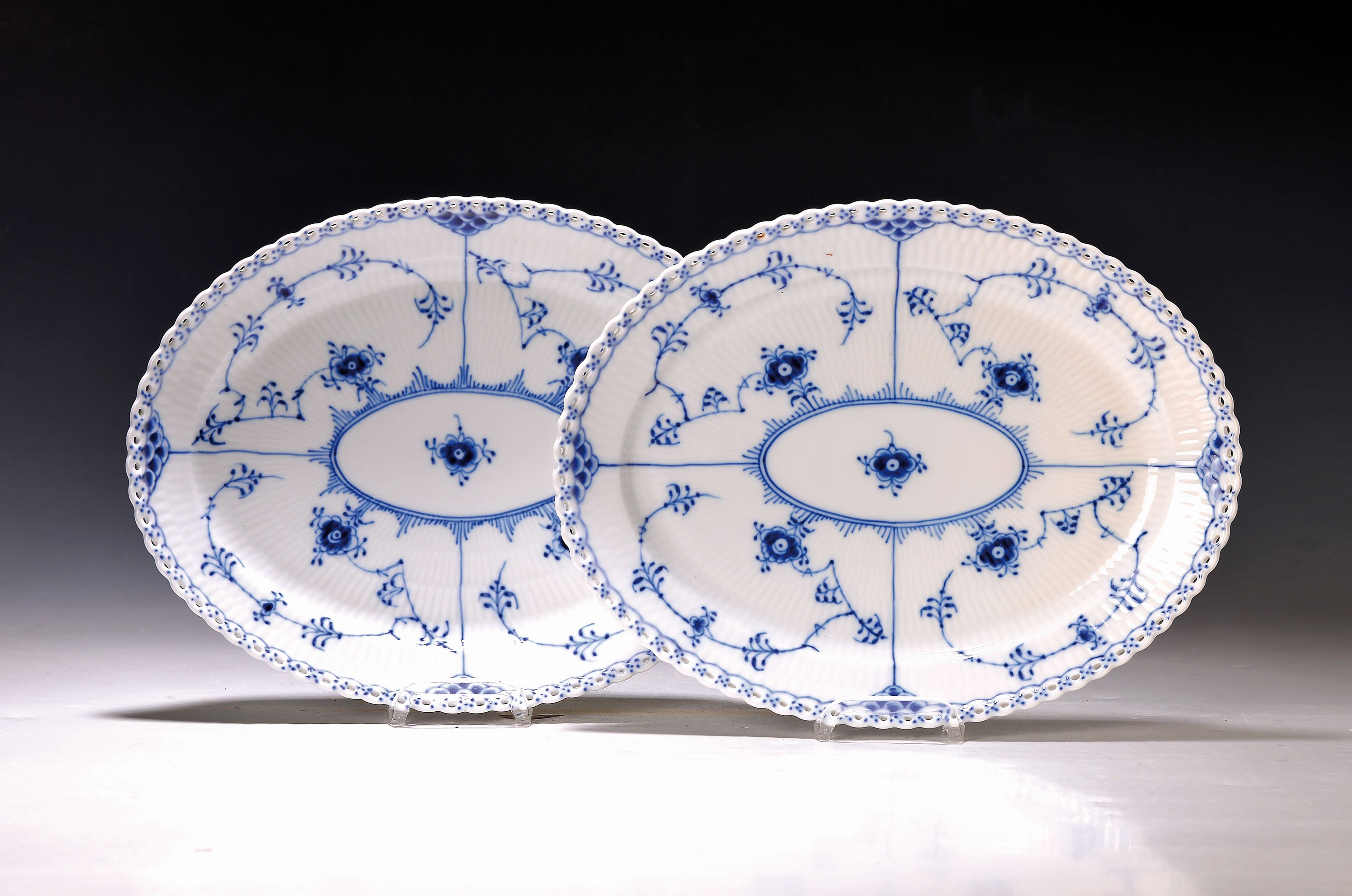 2 Ovale Platten, Musselmalet, Vollspitze, Royal Copenhagen, 20 Jh., Porzellan, unterglasurblauer Dekor, ca. 29 x 22,5cm