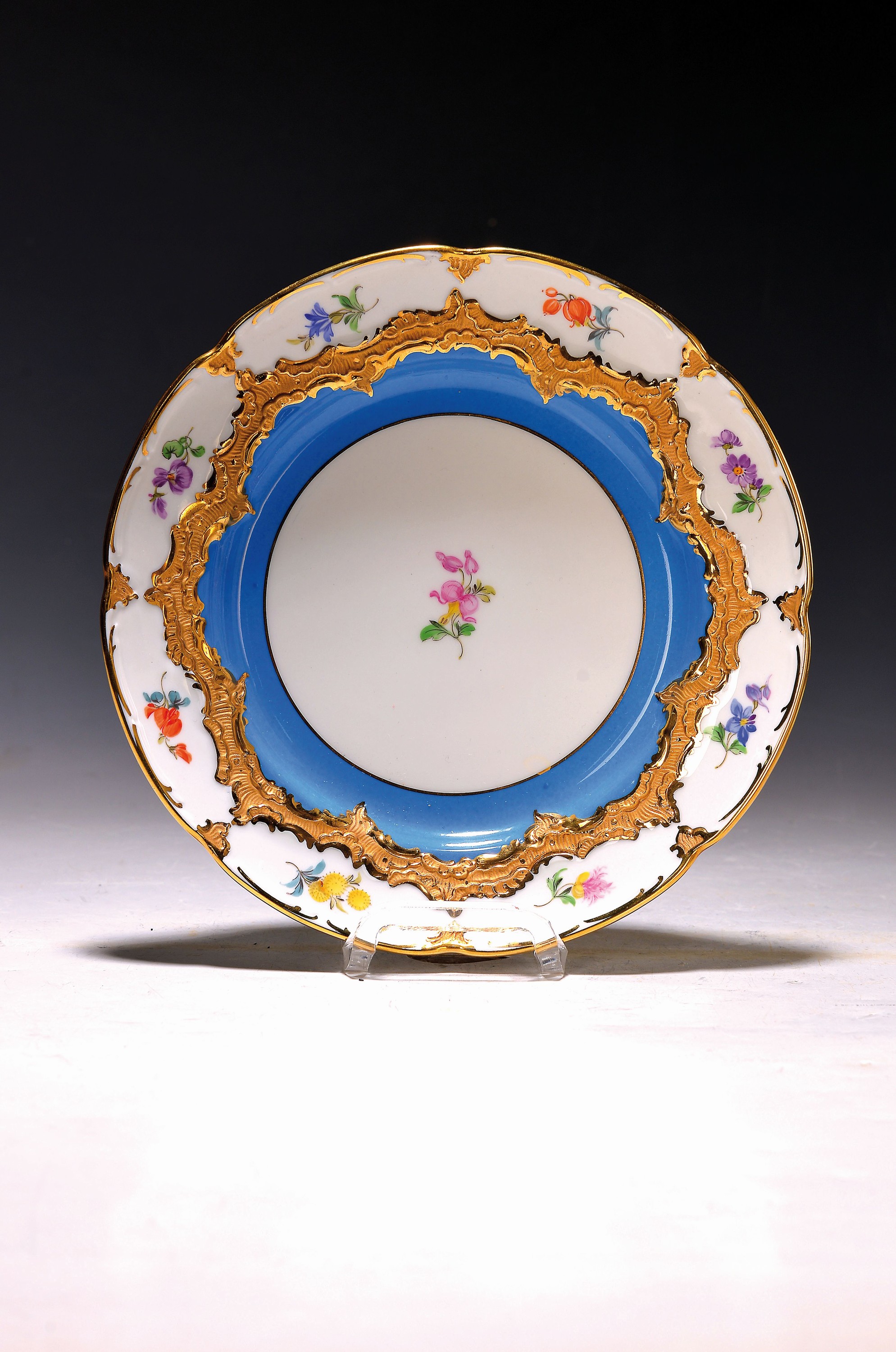 Kuchenteller, Meissen, B-Form, 2. Wahl, Porzellan, hellblau, Blumenmalerei, Goldstaffage, D. ca. 20cm