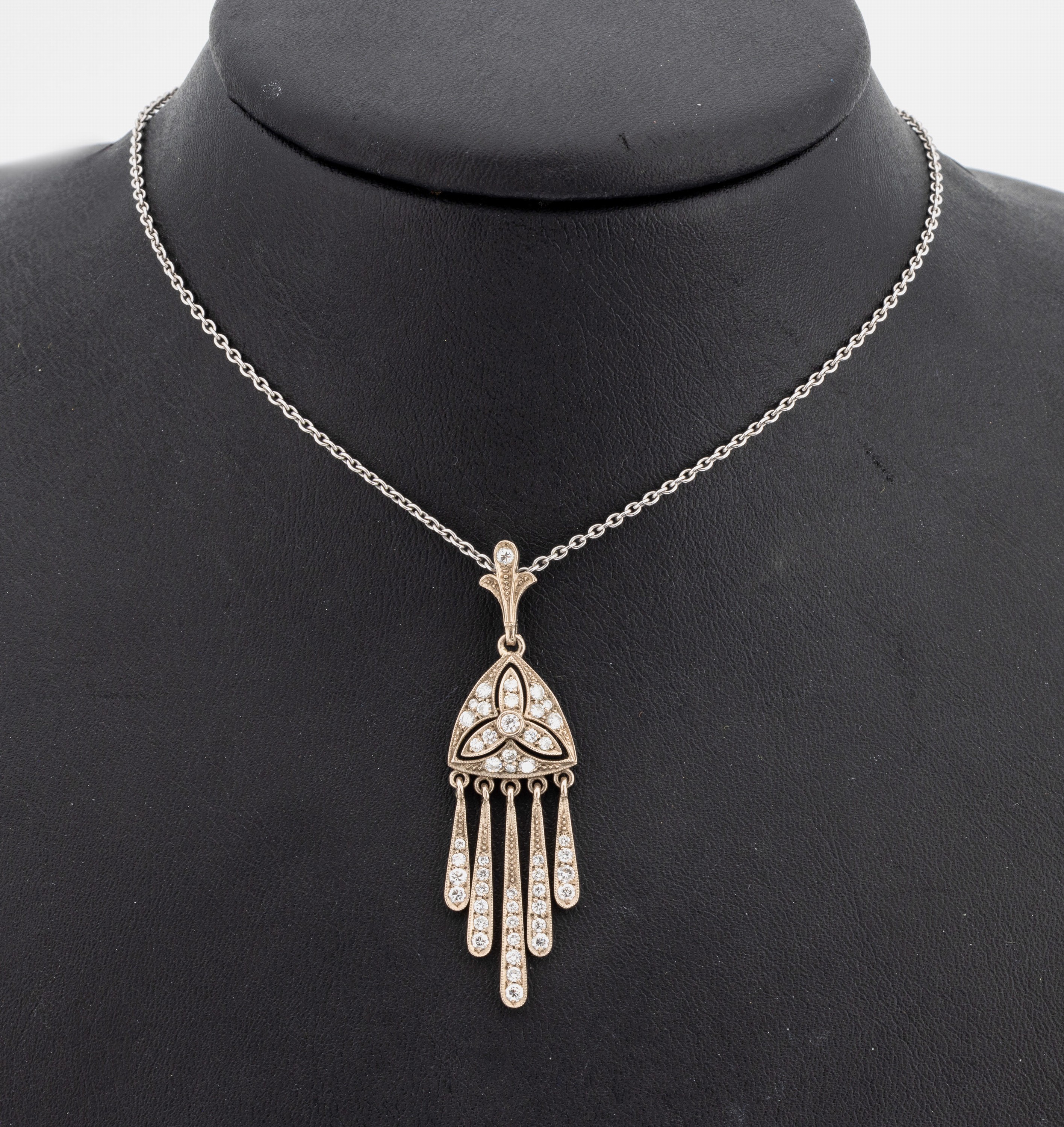 18 kt Gold Art Deco Brillant-Anhänger, um 1920, WG 750/000, 47 Brillanten zus. ca. 0.42 ct feines Weiß/si-p, 5 länglich Abhängungen, ...