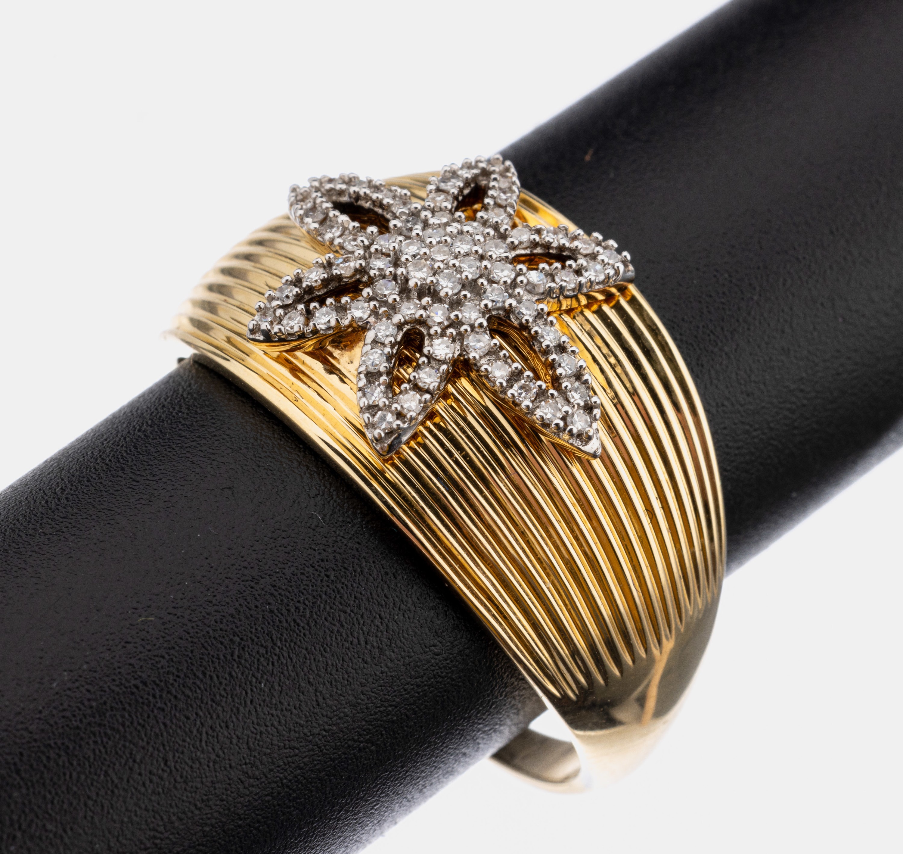 14 kt Gold Diamant-Ring, GG/WG 585/000, Ringkopf gerillt, mit aufgelegter Blüte aus 65 8/8-Diamanten zus. ca. 0.32 ct Weiß/p, RW 70, ca. 8.6 g