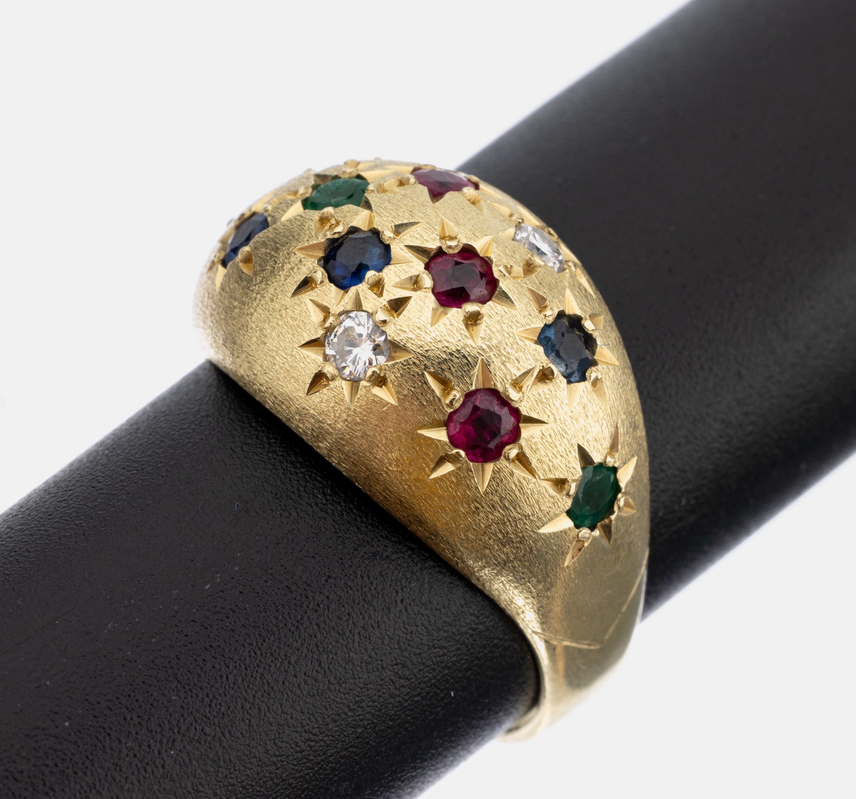 14 kt Gold Farbstein-Brillant-Ring, GG 585/000, Ringkopf sat., 3 rundfacett. Rubine, Saphire und Smaragde sternförmig gefasst zus. ca. 0.28 ct, 3 ...