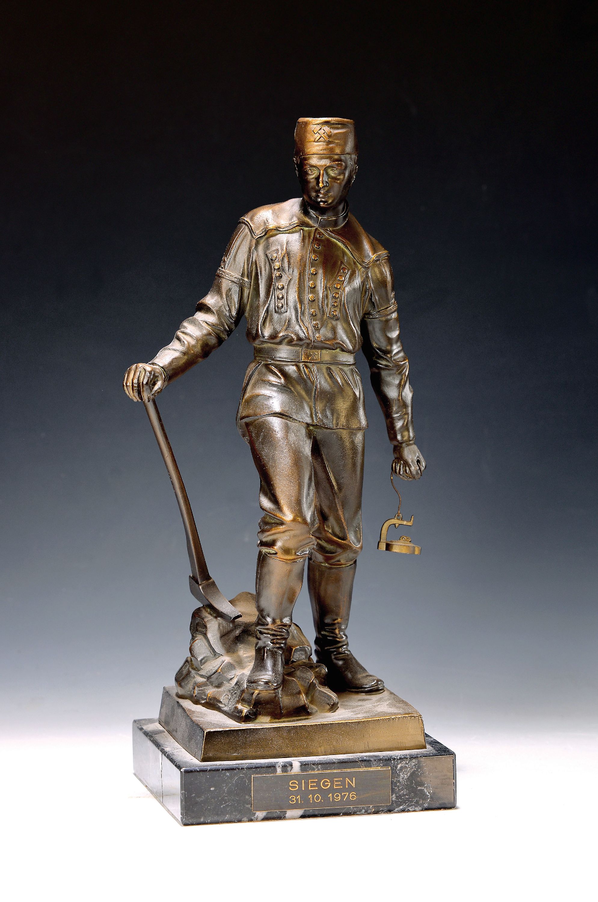 Skulptur, V.E. Torf, 1970er-Jahre, Metallguß, braun patiniert, Bergmann in heroisierendem Habitus mit Hacke, Grubenlampe fragmentarisch, Kappe mit ...