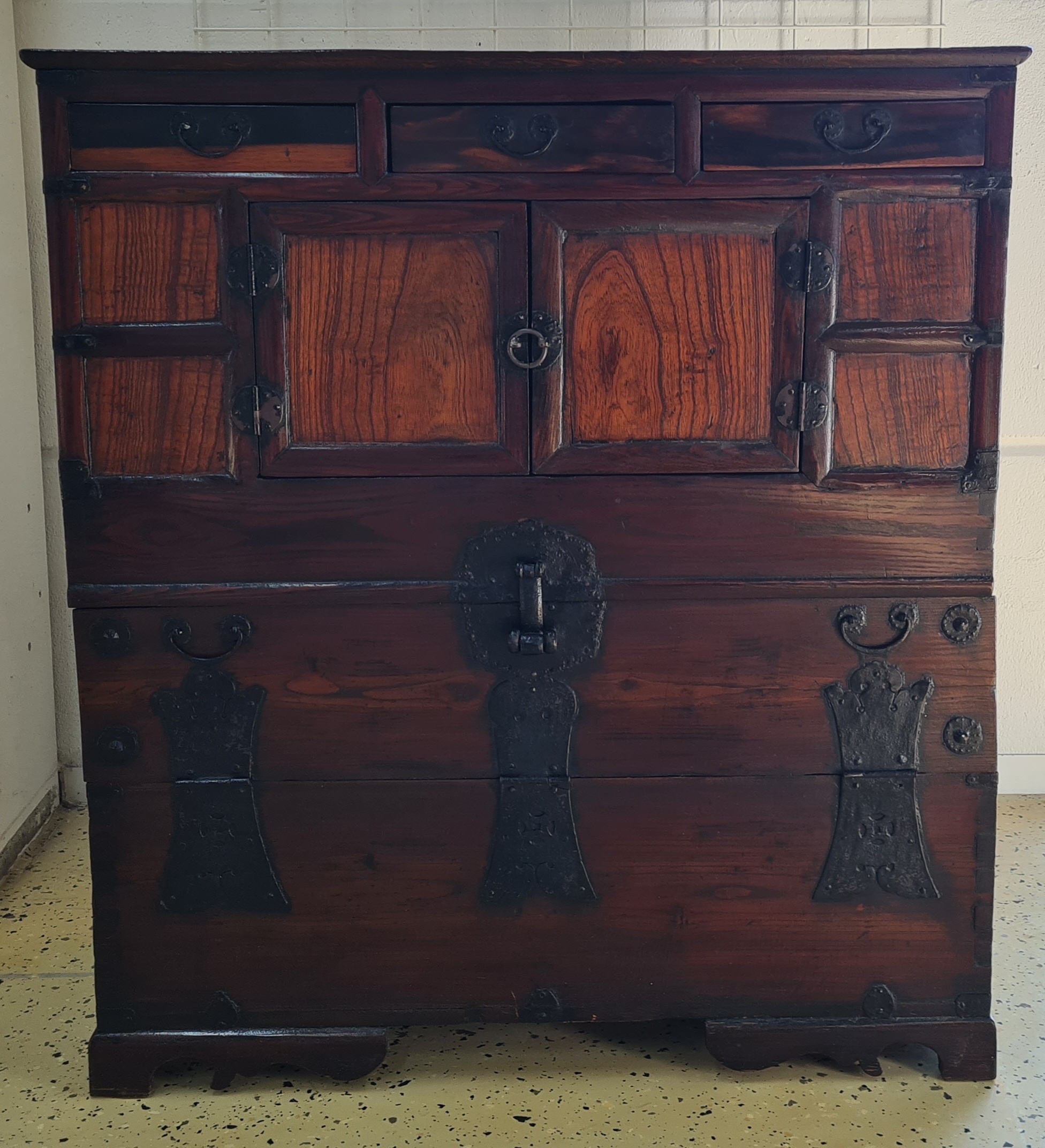 Mehrzweckschrank, Korea, 20. Jh., Pinienholz mit Eisenappliken, drei Schübe, mittig doppeltüriges Fach, ca. 100x90x38 cm, EZ 2