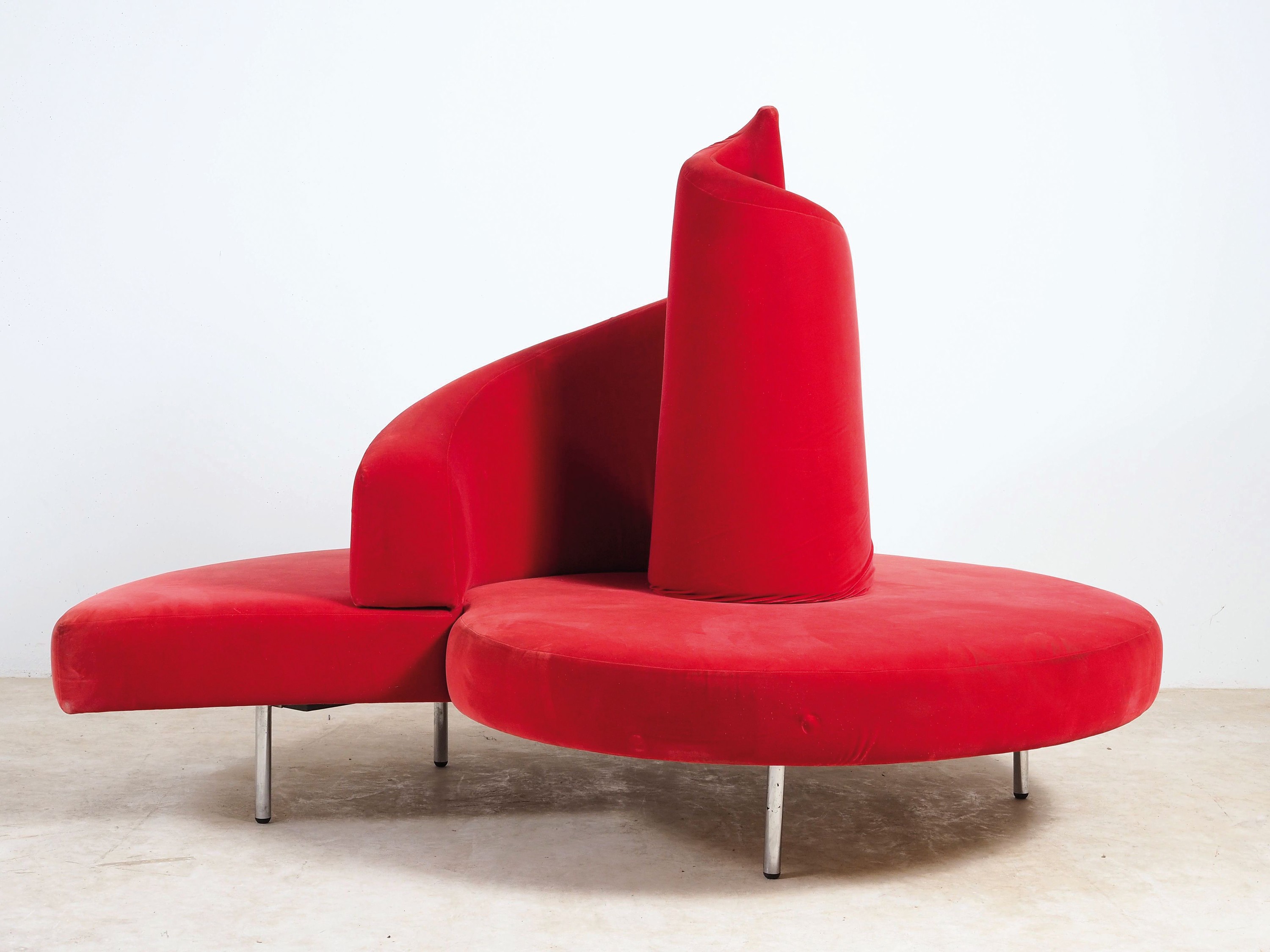 Detail a: Schneckensofa, Edra, Modell: Tatlin von Mario Cananzi u. Roberto Semprini, 2-teilig, samtartiger Stoffbezüge Rot, auf Metallfüßen, Alters- u. ...