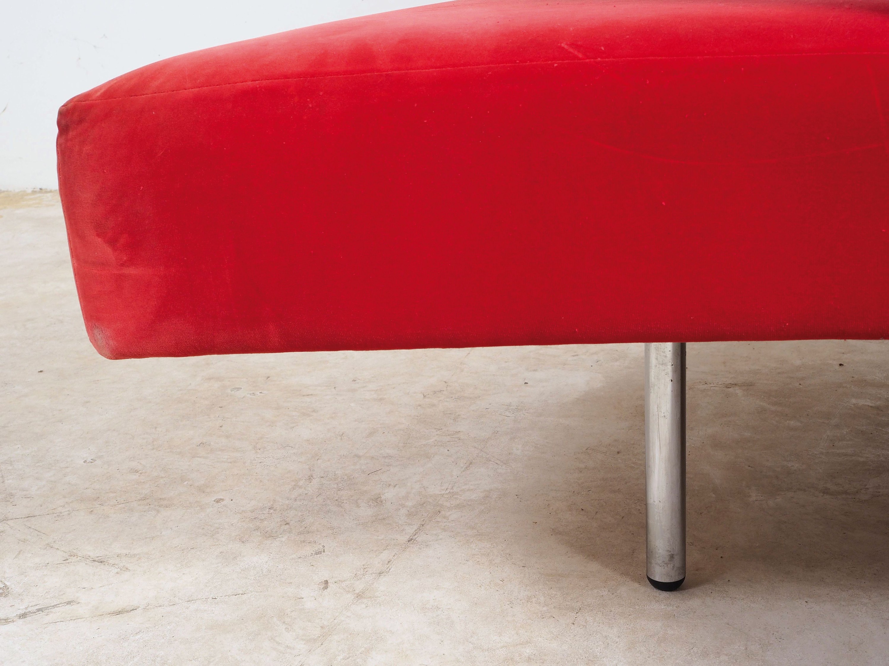Detail e: Schneckensofa, Edra, Modell: Tatlin von Mario Cananzi u. Roberto Semprini, 2-teilig, samtartiger Stoffbezüge Rot, auf Metallfüßen, Alters- u. ...