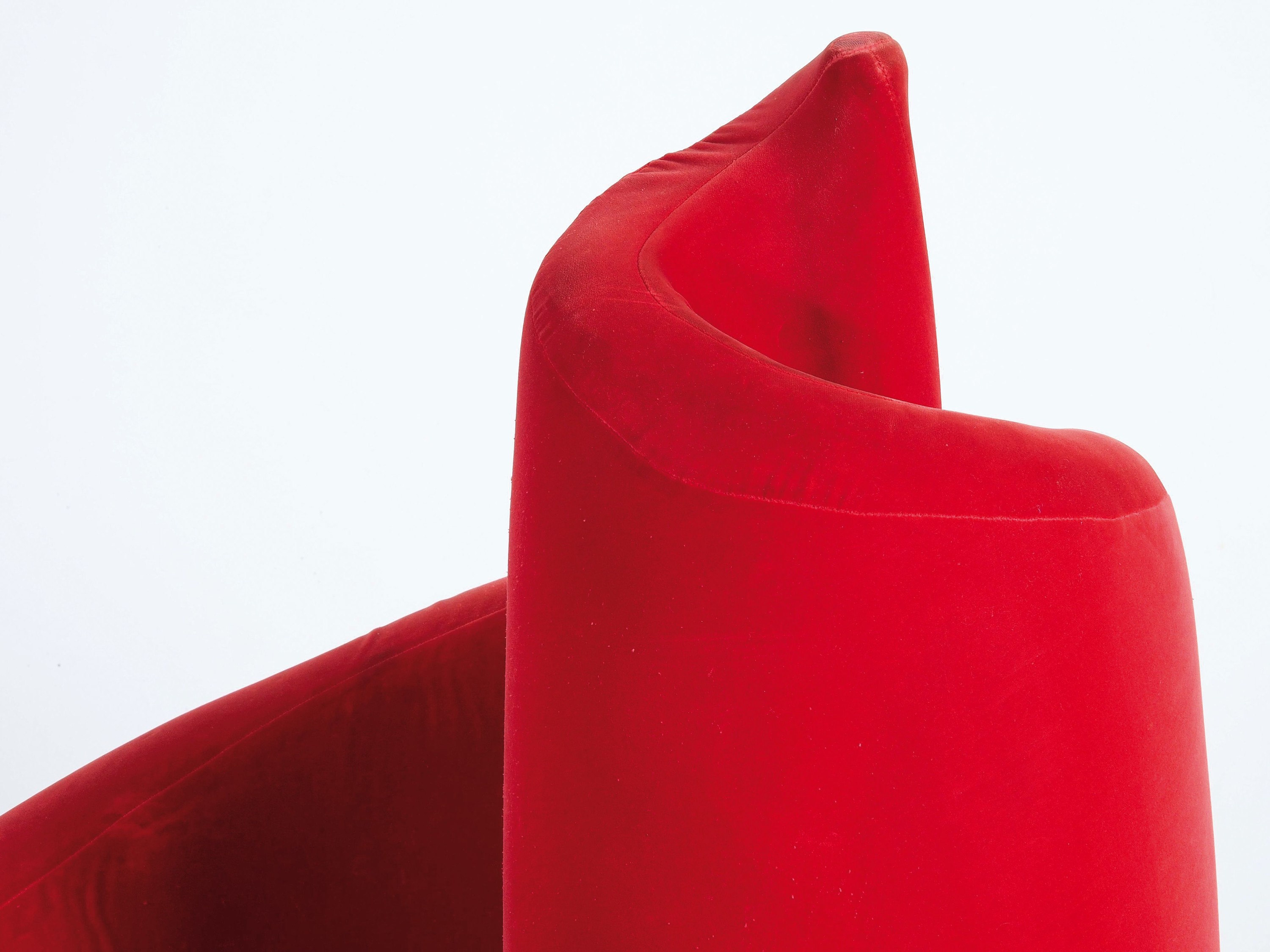 Detail f: Schneckensofa, Edra, Modell: Tatlin von Mario Cananzi u. Roberto Semprini, 2-teilig, samtartiger Stoffbezüge Rot, auf Metallfüßen, Alters- u. ...