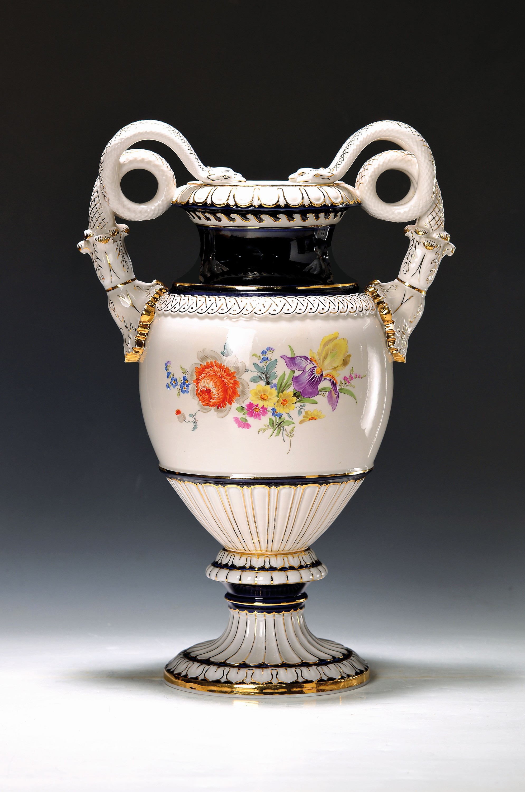 Große 38cm-Schlangenhenkelvase, Meissen, 20. Jh., Porzellan, kobaltblauer Hals, Goldstaffage, Blumenbukettmalerei, rückseitig Blume zwei, doppelte ...