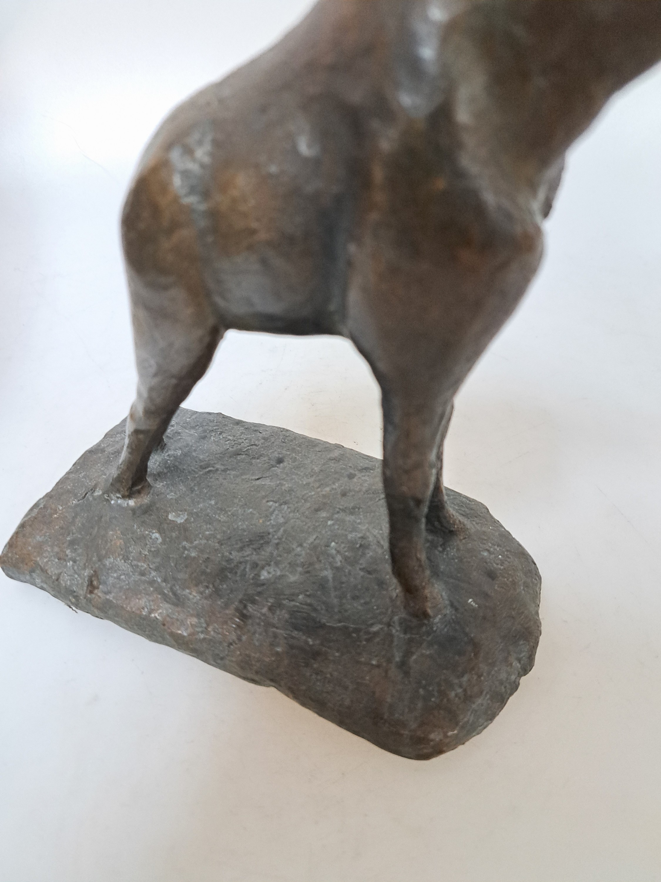 Detail b: Bronzefigur, "Giraffe", 20. Jh., unleserlich auf der Plinthe signiert, ca. 22 x 21 x 8.5 cm