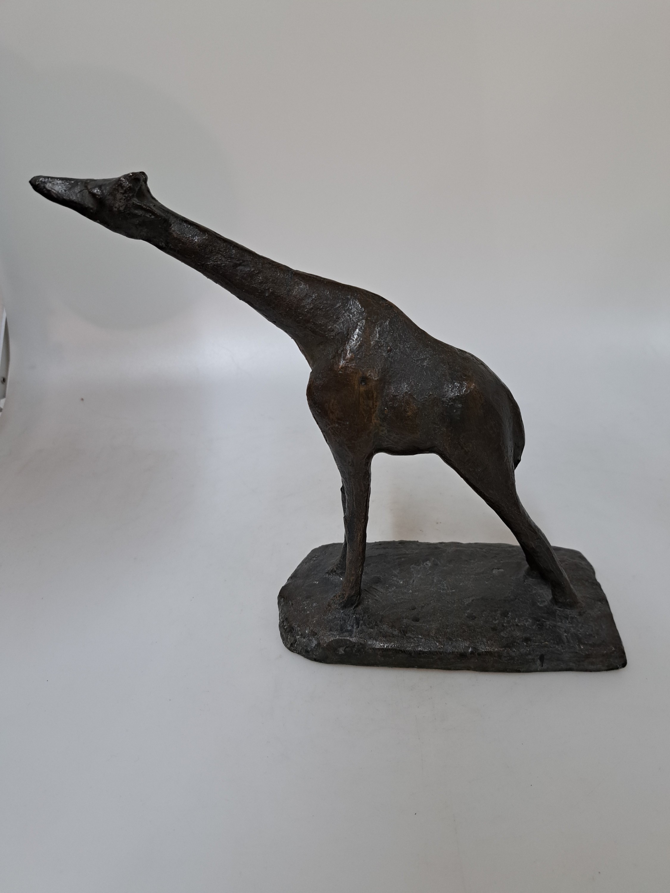 Detail c: Bronzefigur, "Giraffe", 20. Jh., unleserlich auf der Plinthe signiert, ca. 22 x 21 x 8.5 cm