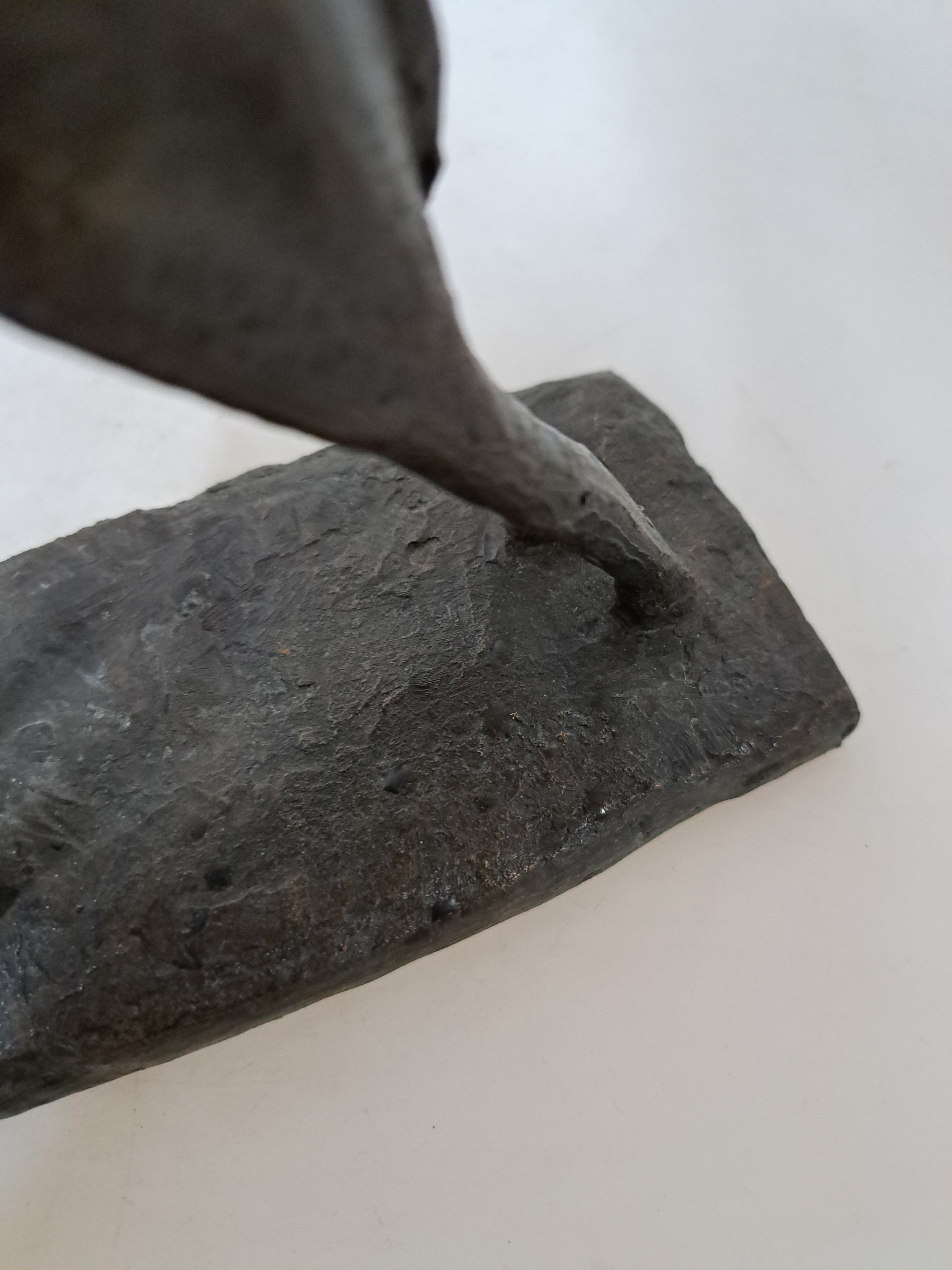 Detail d: Bronzefigur, "Giraffe", 20. Jh., unleserlich auf der Plinthe signiert, ca. 22 x 21 x 8.5 cm