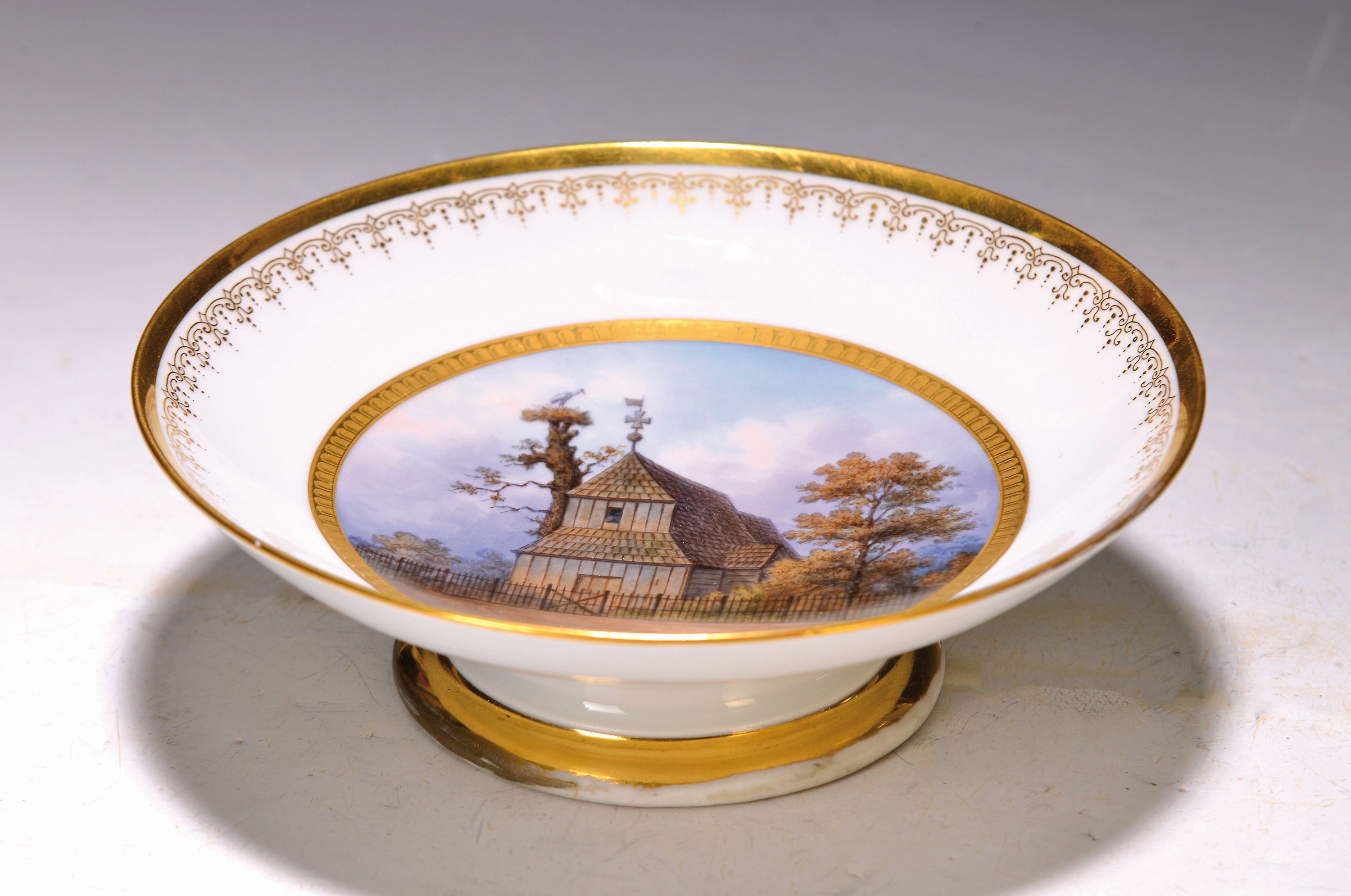 Fußschale, KPM, Biedermeier, 19. Jh., Landschaft mit Kapelle und Storchennest, feine polychrome Bemalung, Goldstaffage, ca. 5.5 x 18 cm, Malermarke ...