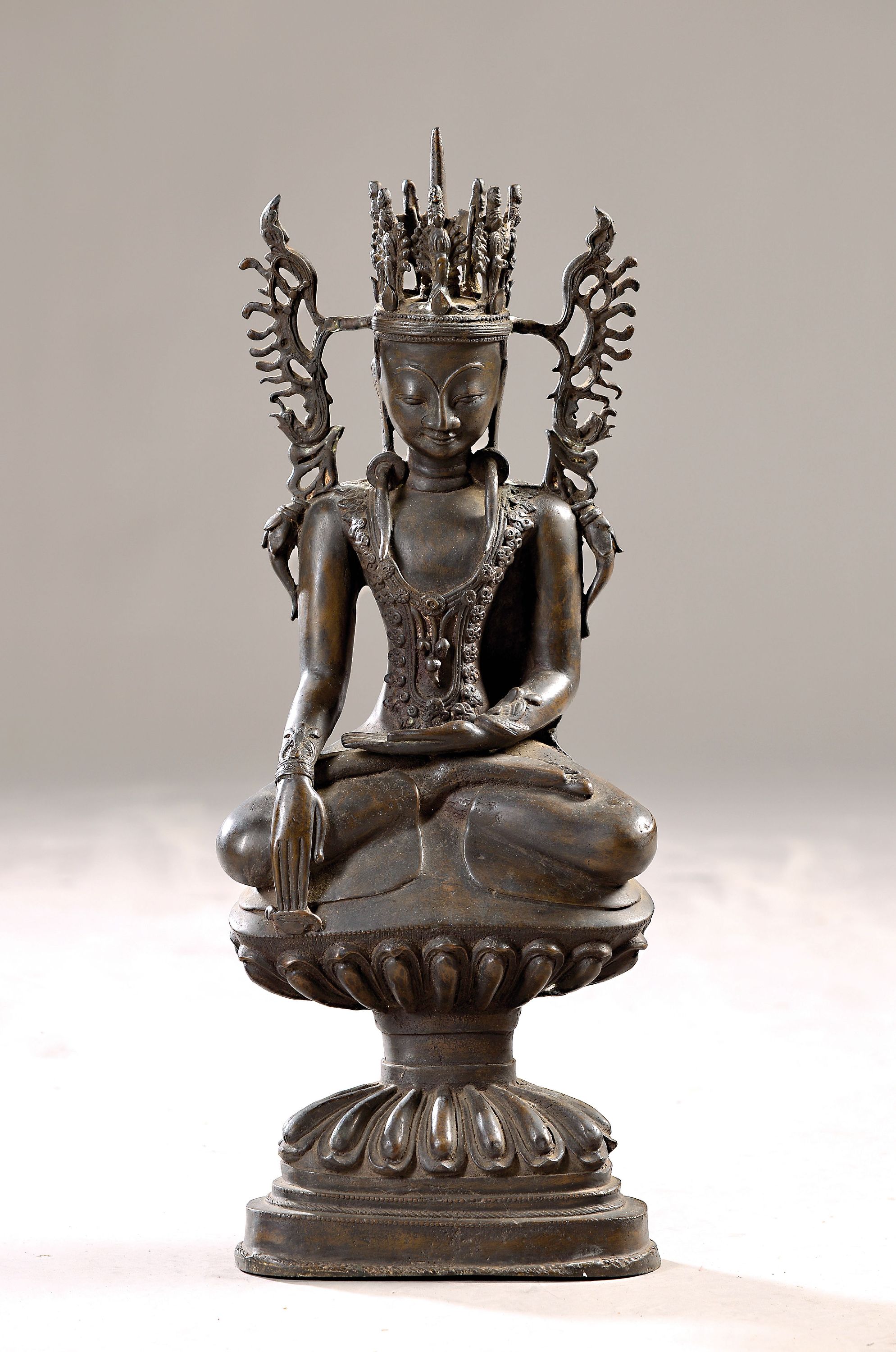 Großer Buddha im Jambhupatistil, Burma, wohl um 1900, im sog. königlichen Ornat, Brust mit Blumengirlanden geschmückt, Krone, Bhumisparassa (Geste ...
