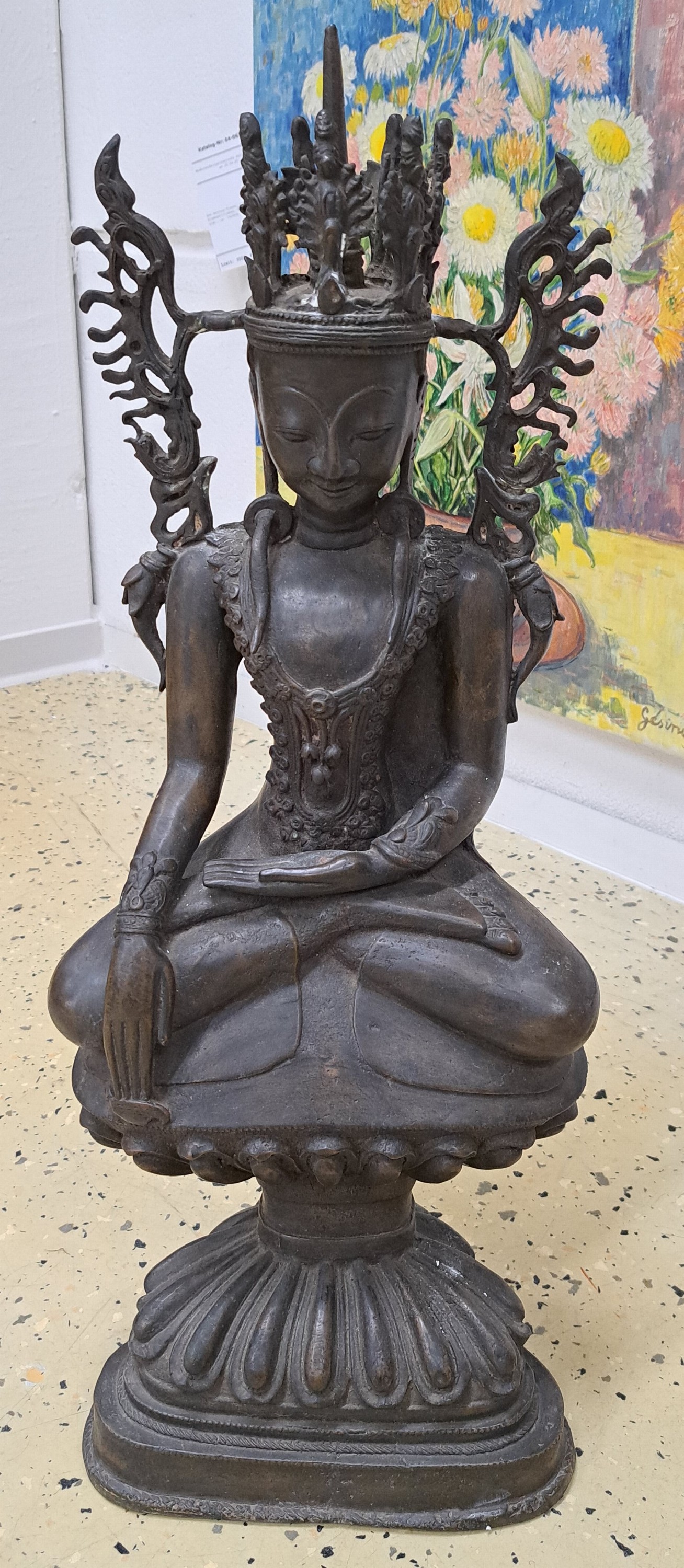 Detail a: Großer Buddha im Jambhupatistil, Burma, wohl um 1900, im sog. königlichen Ornat, Brust mit Blumengirlanden geschmückt, Krone, Bhumisparassa (Geste ...