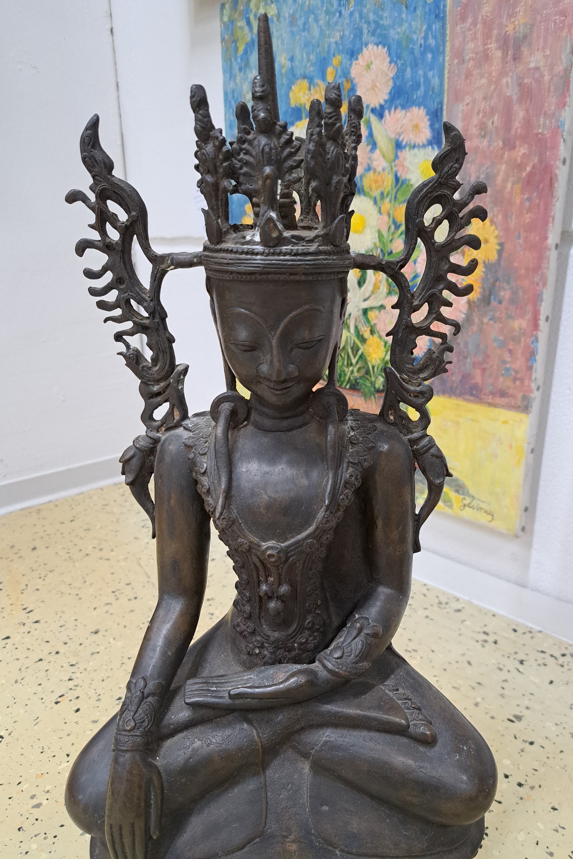 Detail b: Großer Buddha im Jambhupatistil, Burma, wohl um 1900, im sog. königlichen Ornat, Brust mit Blumengirlanden geschmückt, Krone, Bhumisparassa (Geste ...