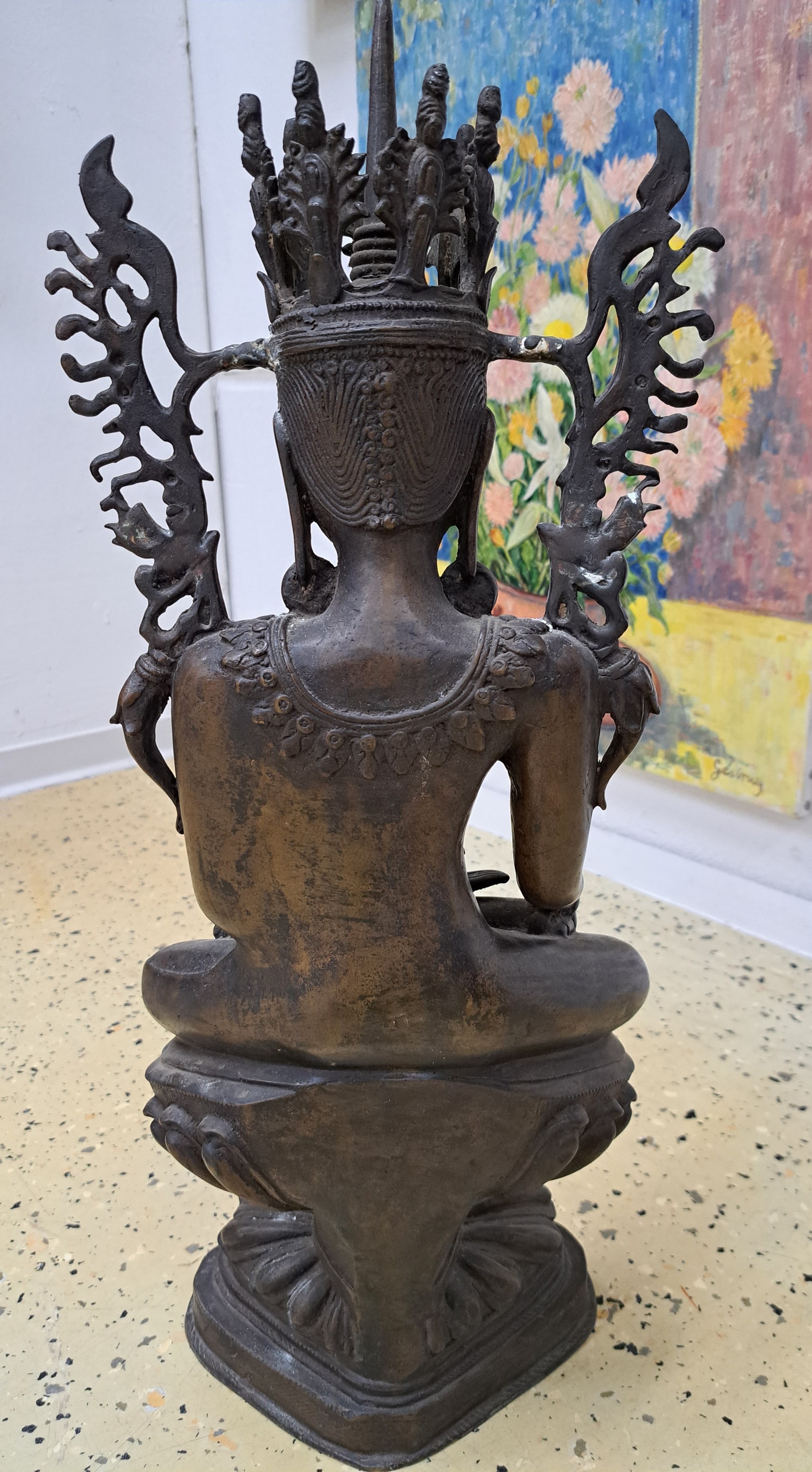 Detail c: Großer Buddha im Jambhupatistil, Burma, wohl um 1900, im sog. königlichen Ornat, Brust mit Blumengirlanden geschmückt, Krone, Bhumisparassa (Geste ...