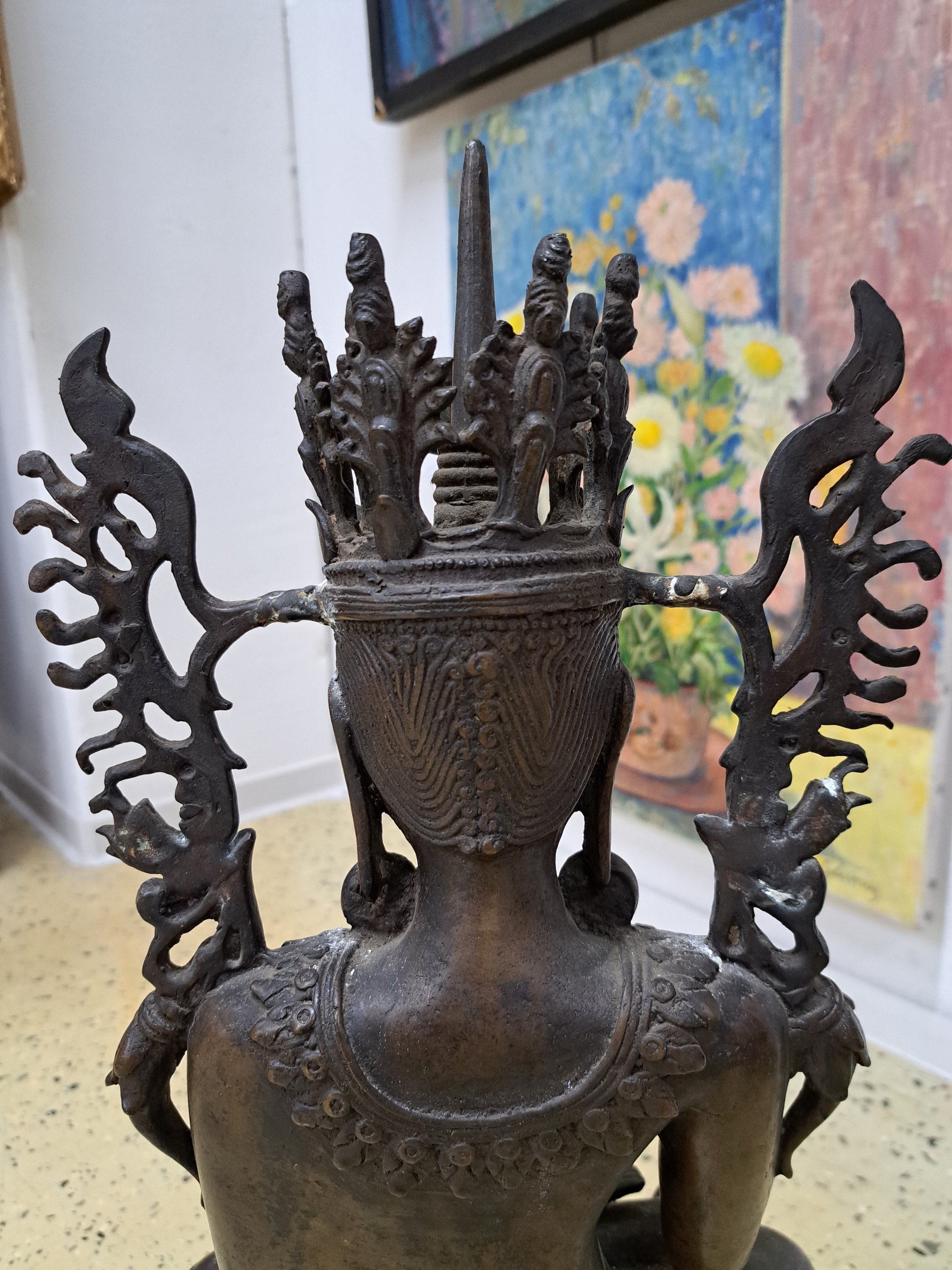 Detail d: Großer Buddha im Jambhupatistil, Burma, wohl um 1900, im sog. königlichen Ornat, Brust mit Blumengirlanden geschmückt, Krone, Bhumisparassa (Geste ...